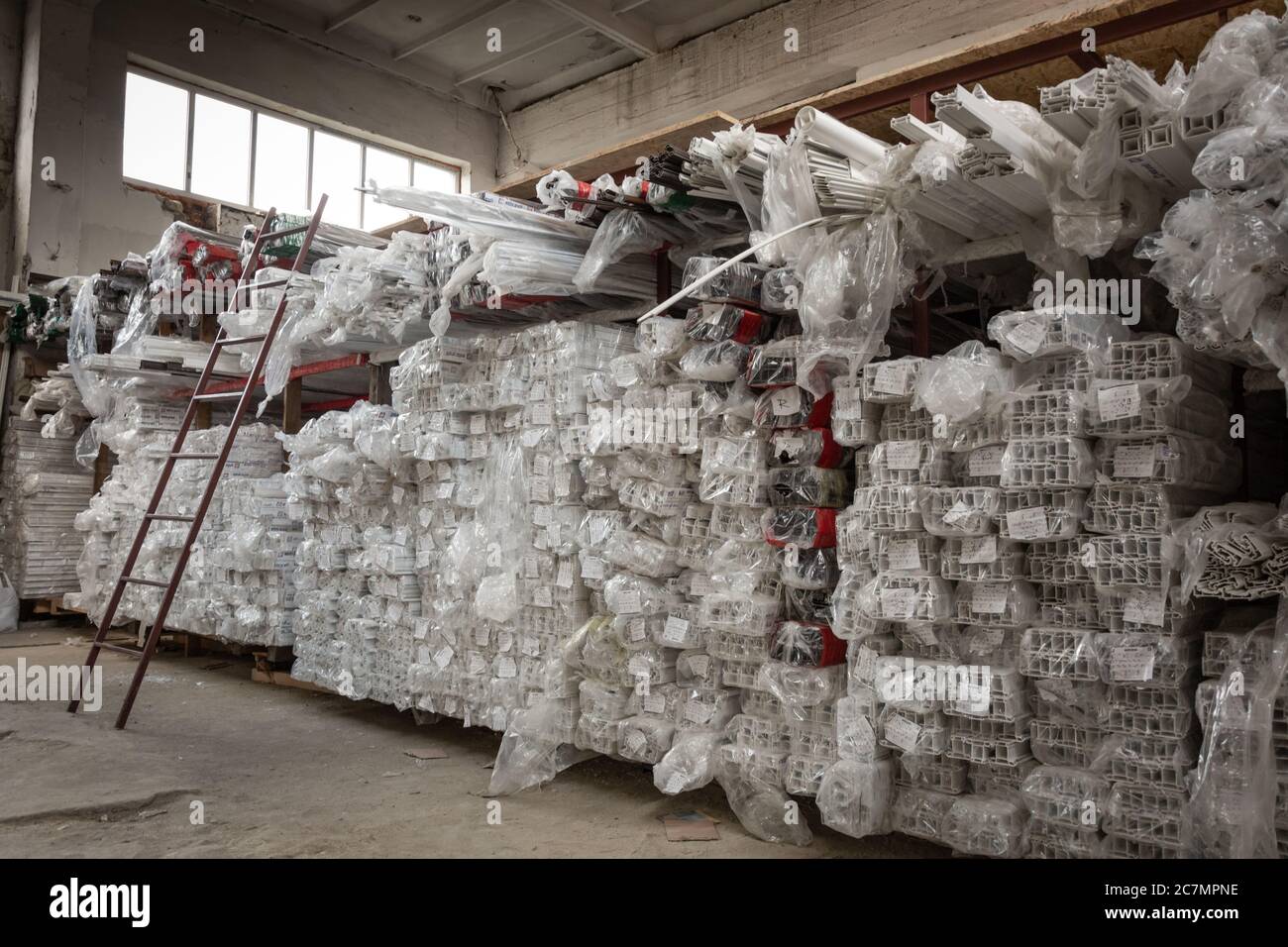 Moldavia, Bender - 18 maggio 2019: Magazzino profili in pvc per la produzione di finestre in pvc e porte in pvc Foto Stock