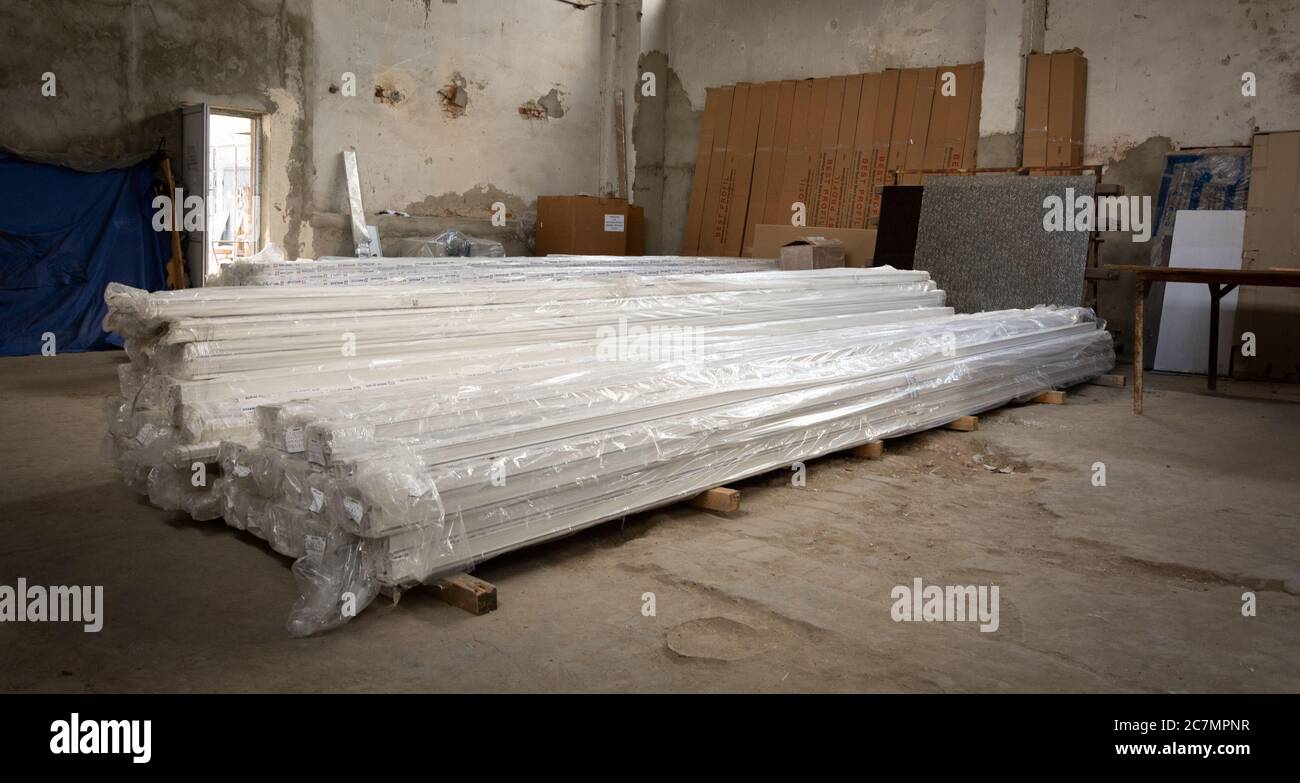 Moldavia, Bender - 18 maggio 2019: Magazzino profili in pvc per la produzione di finestre in pvc e porte in pvc Foto Stock