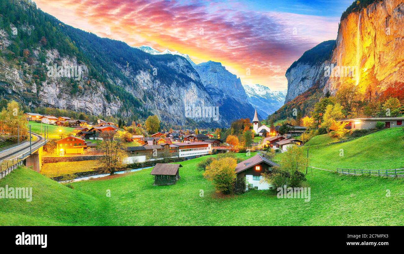 Spettacolare vista autunnale della valle di Lauterbrunnen con la splendida cascata di Staubbach e le Alpi svizzere al tramonto. Località: Lauterbrunnen villaggio, Berner Foto Stock