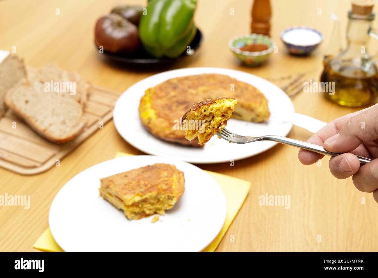 Forchetta con porzione di omelette spagnola vista ravvicinata e tavolo sullo sfondo Foto Stock