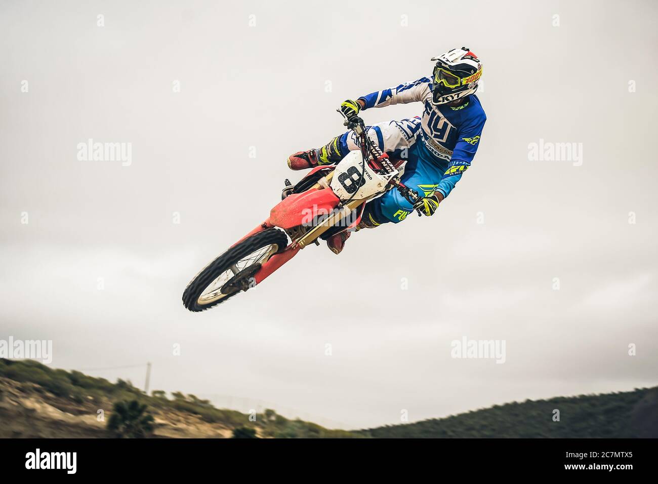 San Miguel, Spagna, 21 maggio 2017: Il pilota di motocross J. Mendez salta con il suo moto durante la gara al campionato regionale di Motocross Tenerife. Foto Stock