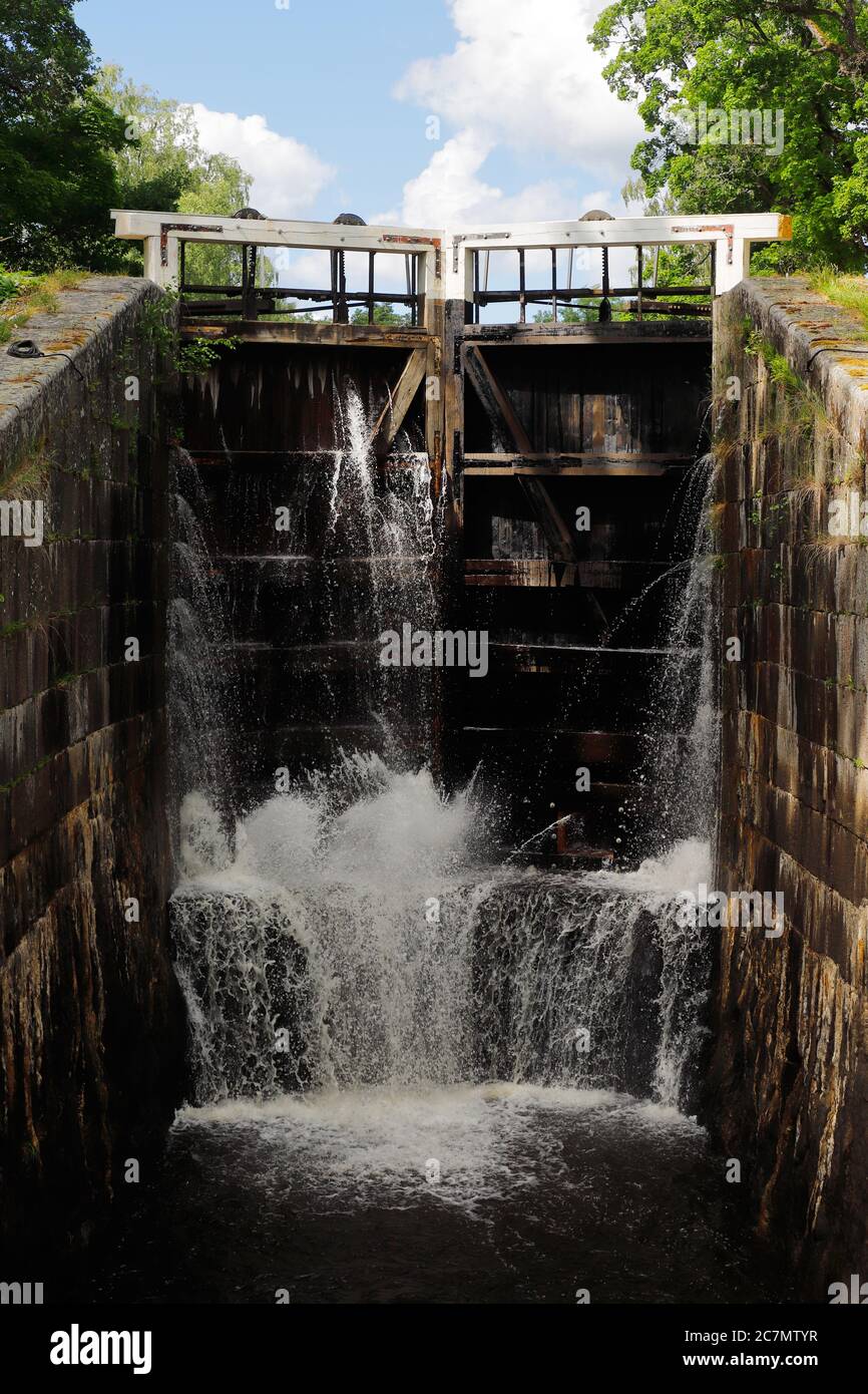 Chiuse le saracinesche nel canale con perdite d'acqua Foto Stock
