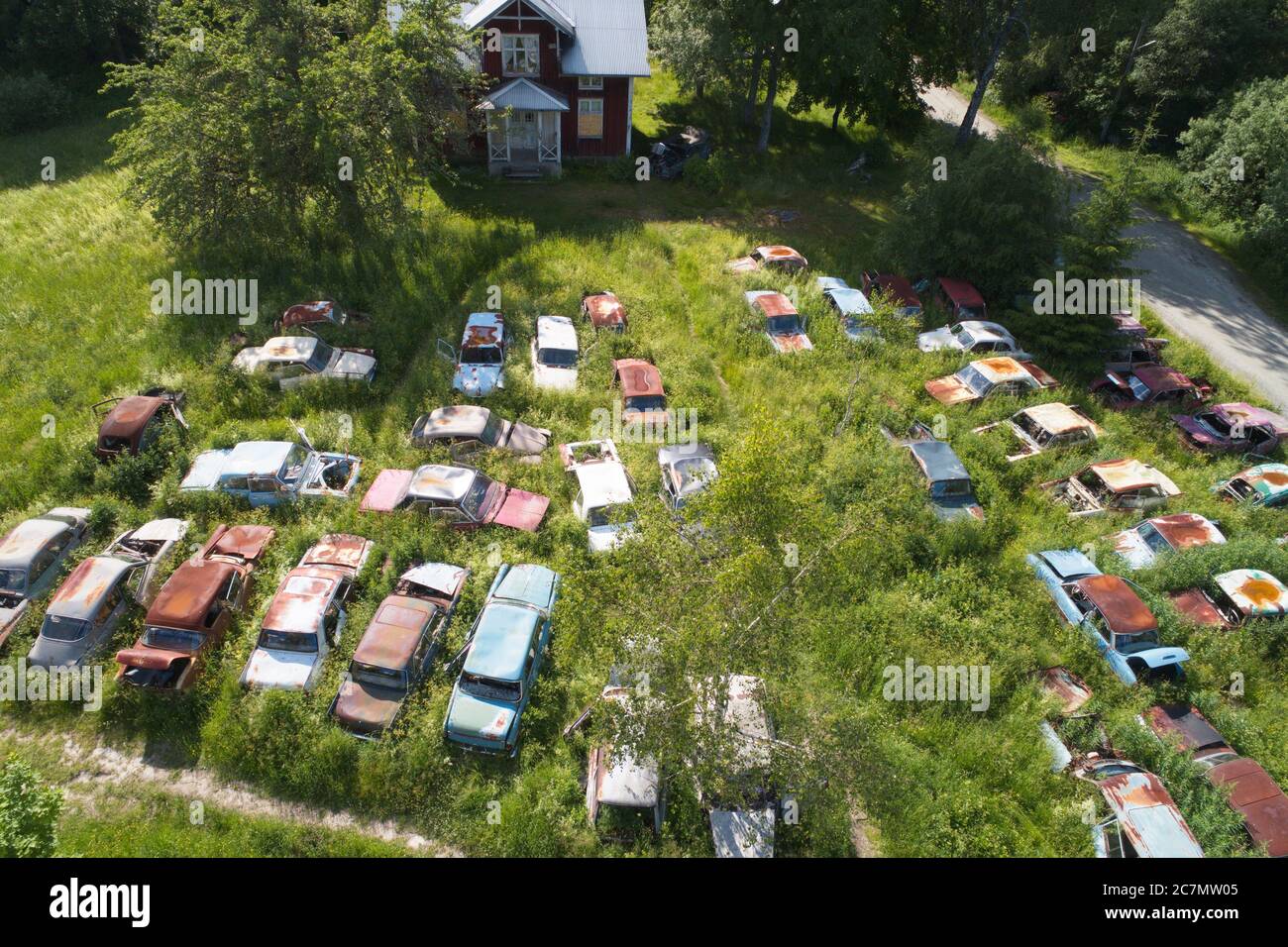 Vie aeree del cimitero auto situato a Bastnas, Svezia. Foto Stock