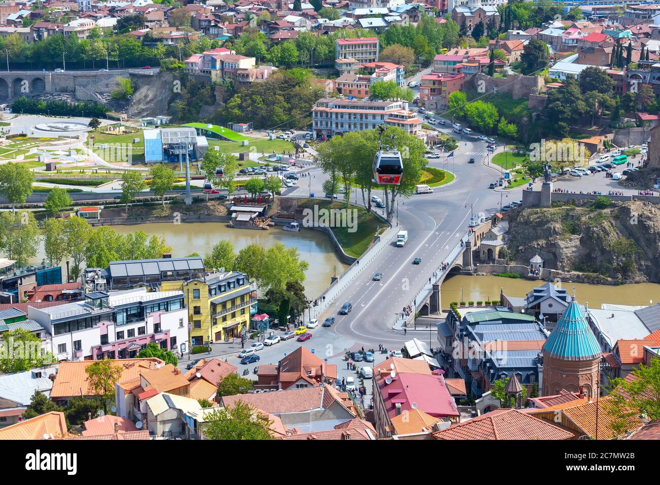 Tbilisi, Georgia - 29 aprile 2017: Cabine per funivia Tbilisi e vista panoramica dello skyline della città aerea Foto Stock