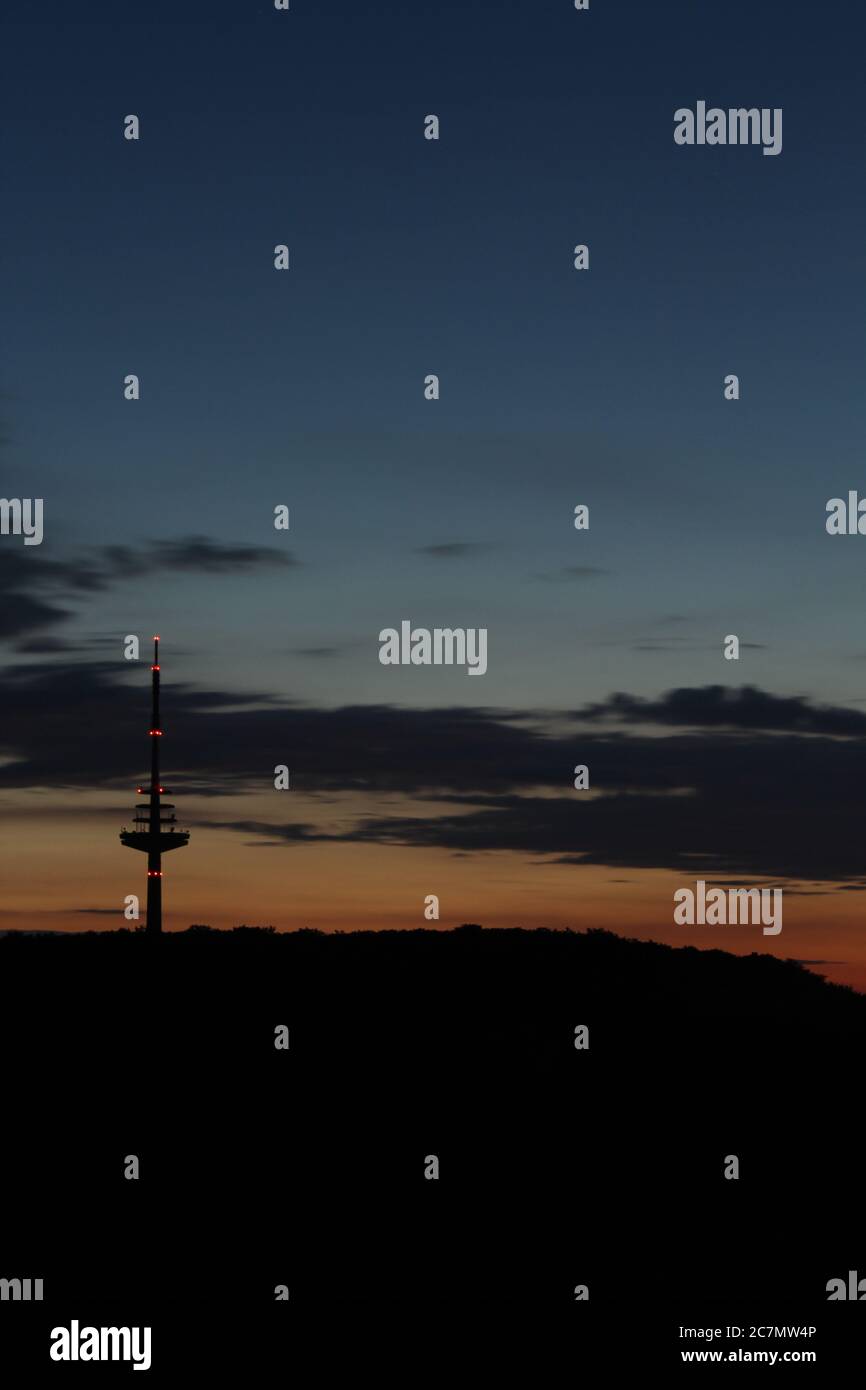 Torre di trasmissione Kiel dopo mezzanotte vista dal sud in una notte estiva limpida Foto Stock