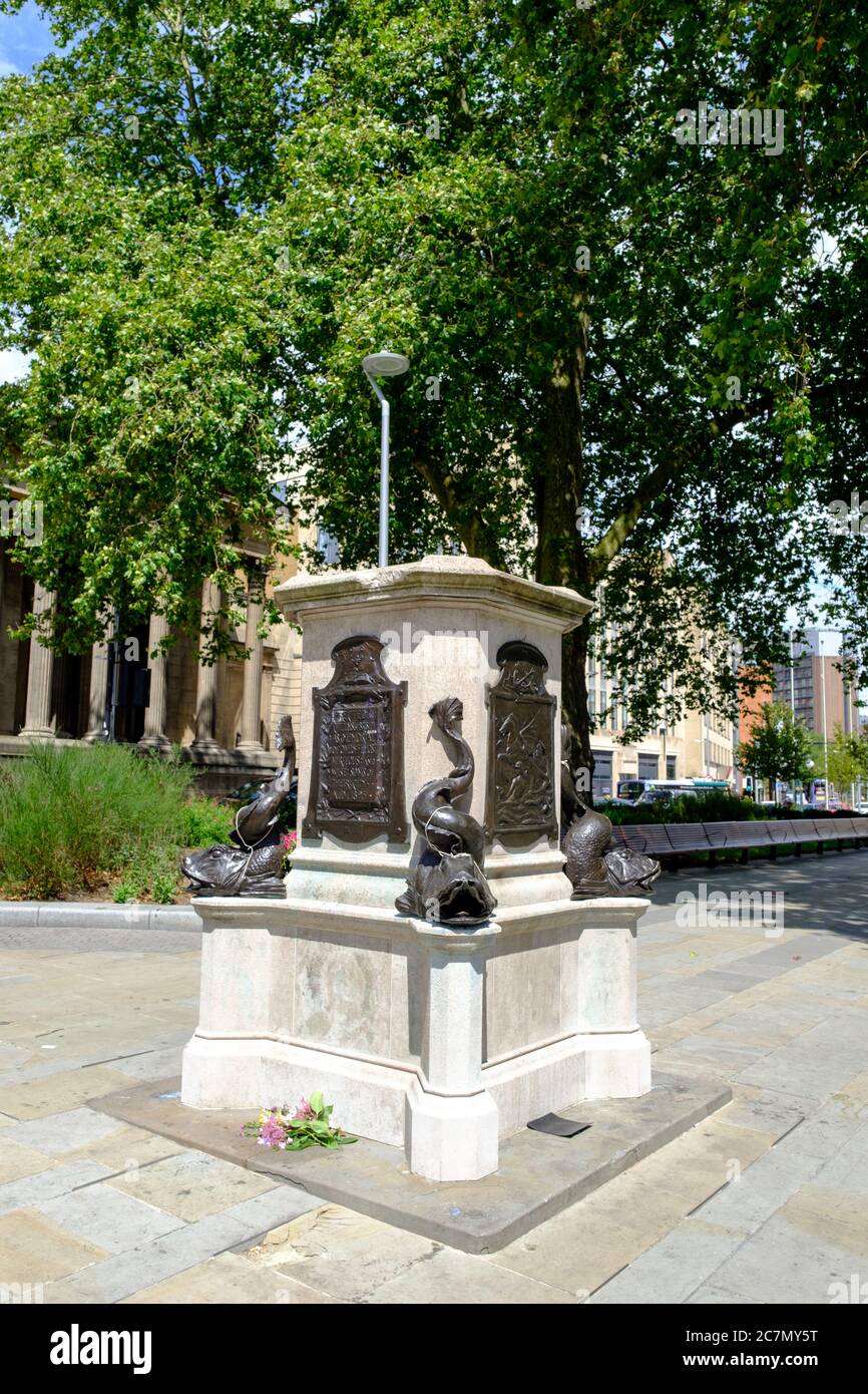 La base vuota nel centro di Bristol, precedentemente il luogo di una statua del commerciante di schiavi, Edward Colston Foto Stock