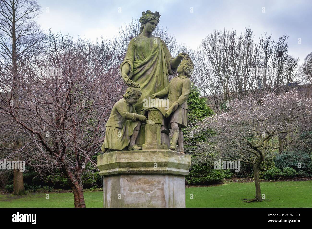 Genio dell'architettura che incorona la teoria e la pratica della scultura d'arte nel parco pubblico dei Princes Street Gardens di Edimburgo, Scozia, Regno Unito Foto Stock