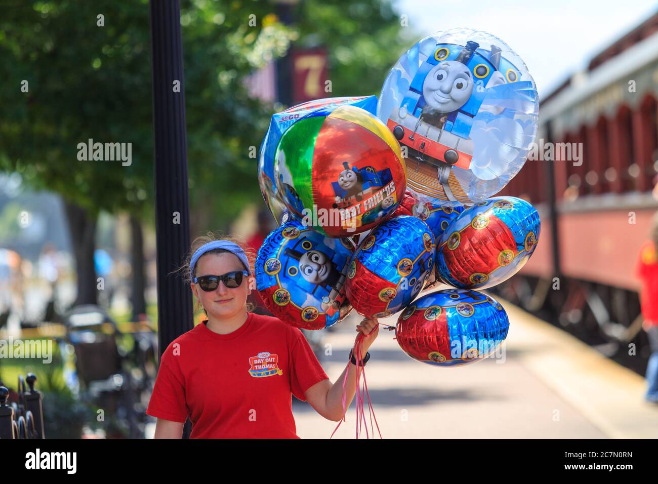 Strasburg, PA, USA - 20 giugno 2017: Un membro dell'equipaggio prende i mongolfiere Thomas the Tank Engine verso la stazione ferroviaria di Strasburg, Lancaster County. Foto Stock