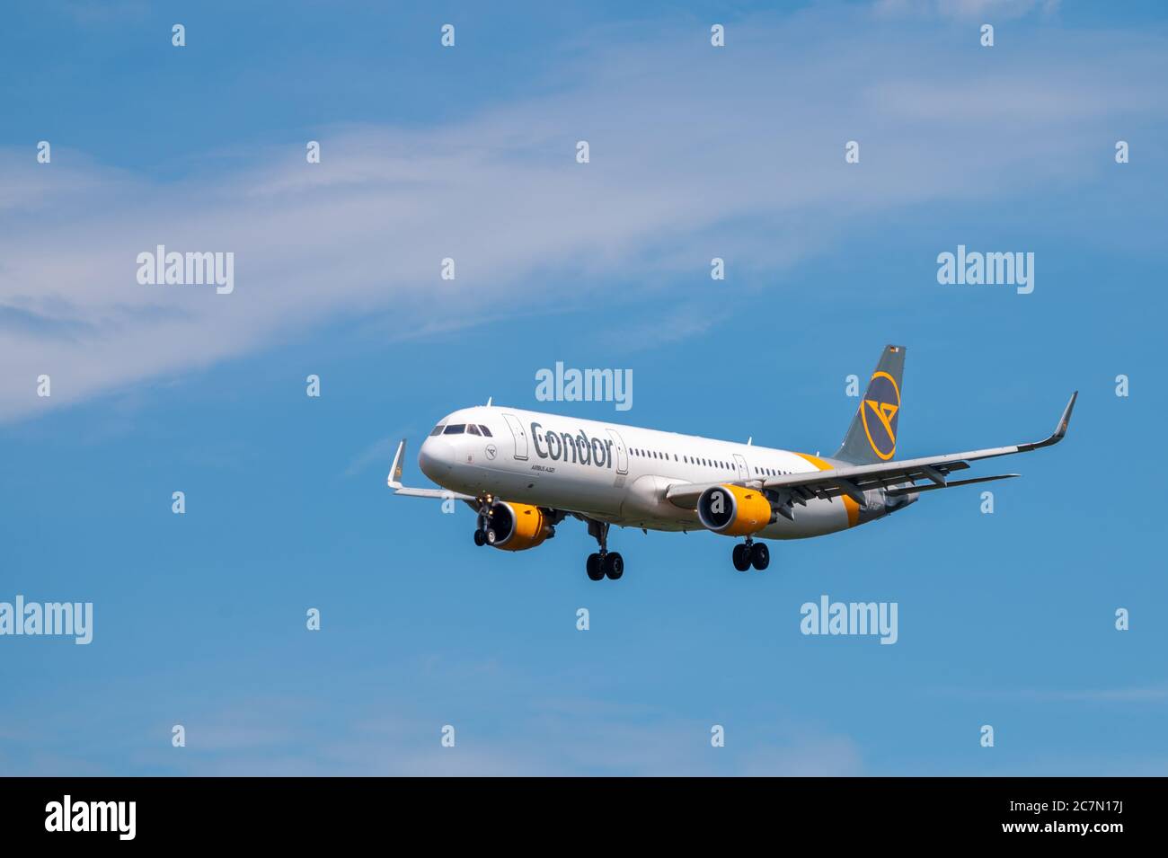 Condor Airlines Airbus A321 in configurazione di atterraggio per l'avvicinamento all'aeroporto di Francoforte in Germania Foto Stock