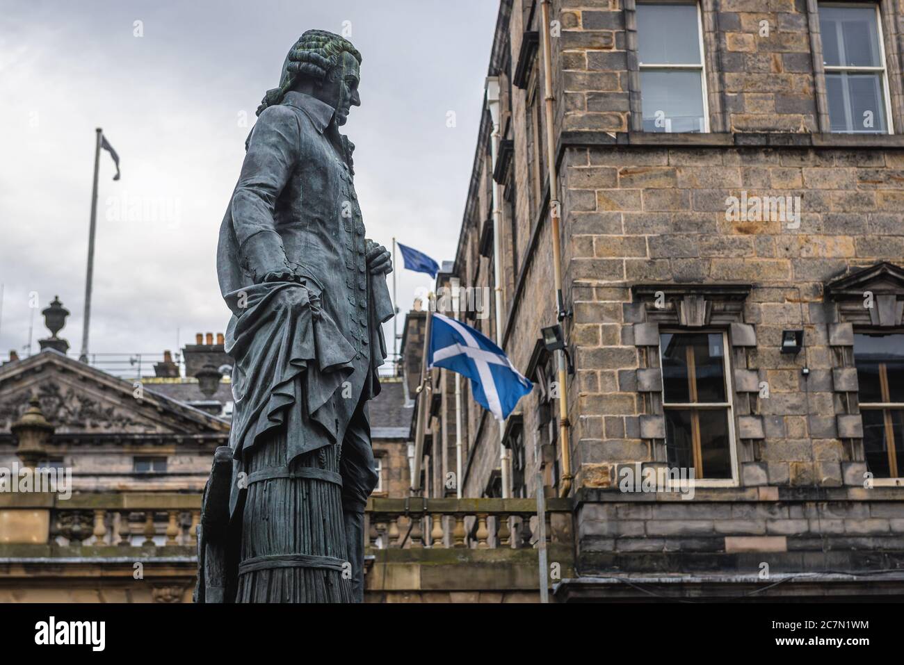 Adam Smith, sulla Piazza del Parlamento, accanto alla Cattedrale di St Giles a Edimburgo, la capitale della Scozia, parte del Regno Unito Foto Stock