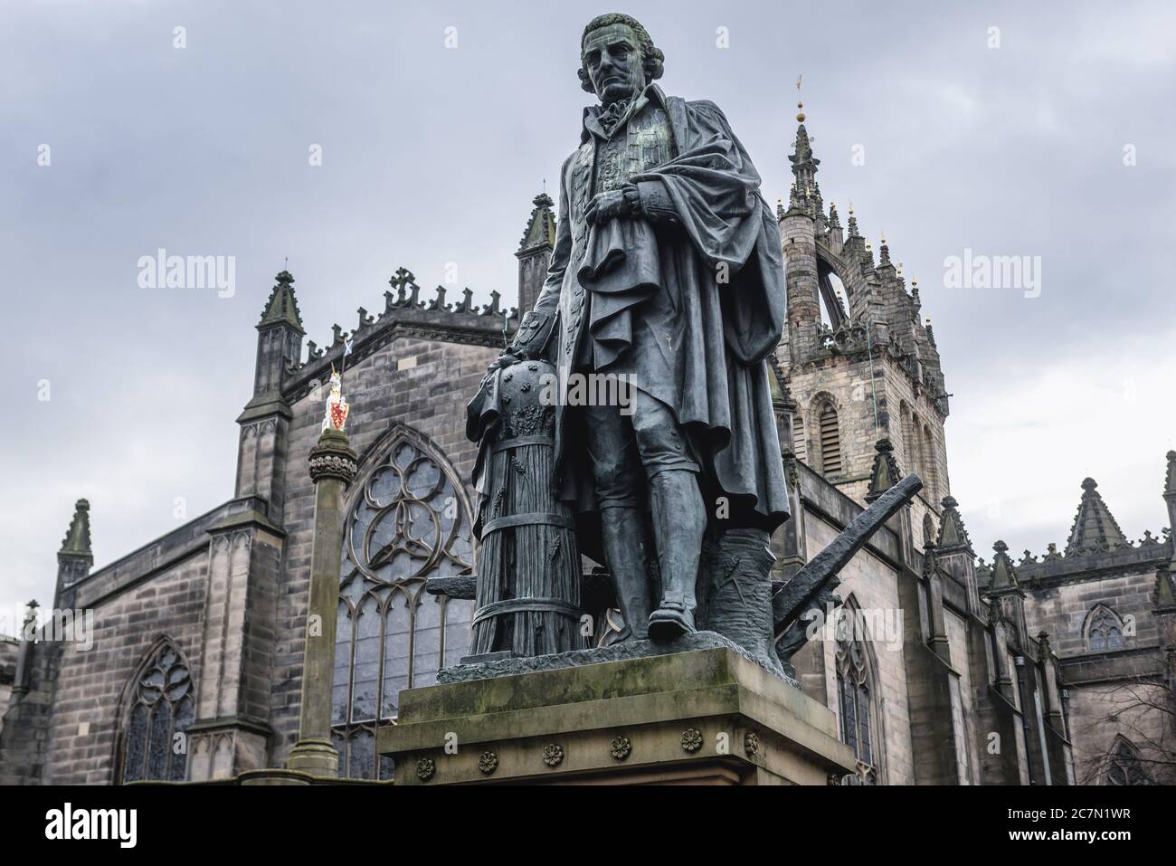 Statua di Adam Smith accanto alla cattedrale di St Giles a Edimburgo, la capitale della Scozia, parte del Regno Unito Foto Stock
