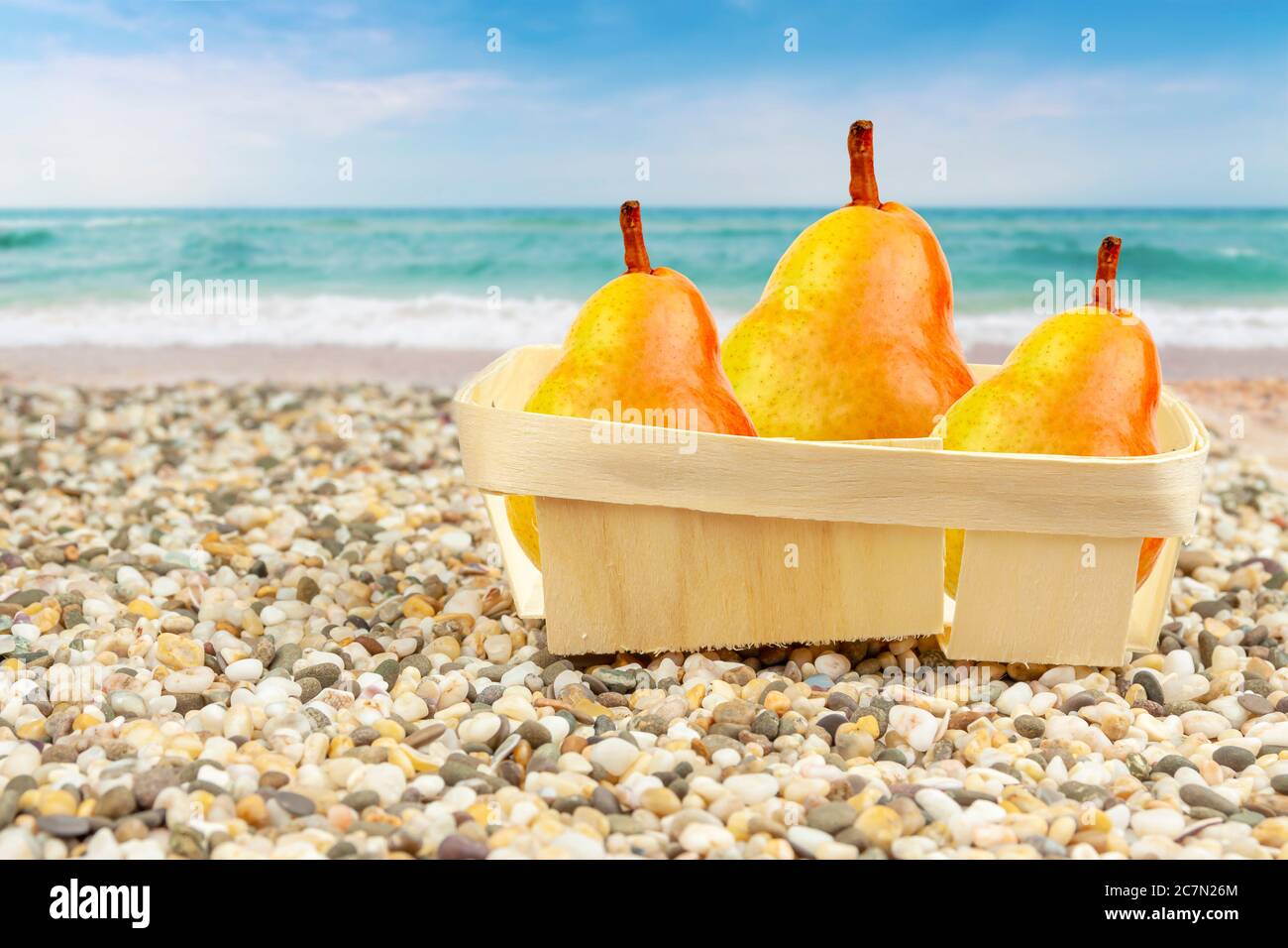 Pere nel pacchetto su una spiaggia di sabbia. Foto Stock