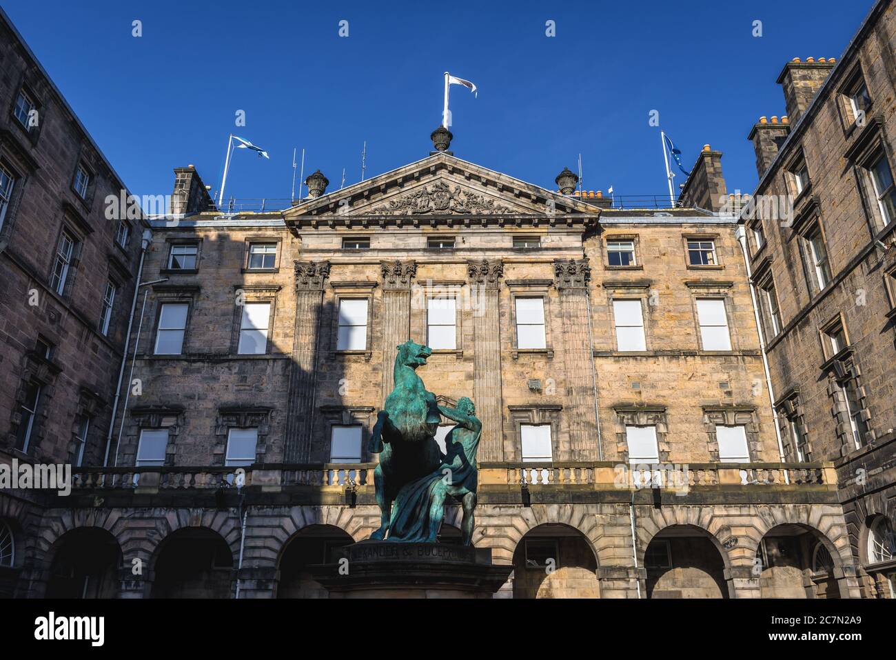 Alexander e Bucephalus statue di fronte alle Camere della Città, ex edificio del Royal Exchange a Edimburgo, la capitale della Scozia, parte del Regno Unito Foto Stock