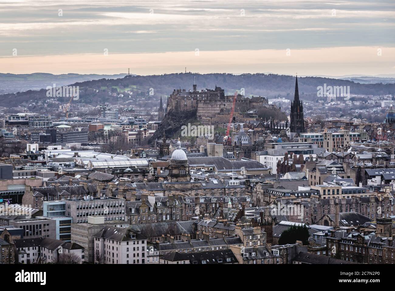 Vista dal parco Holyrood con il castello e l'edificio Hub di Edimburgo, la capitale della Scozia, parte del Regno Unito Foto Stock