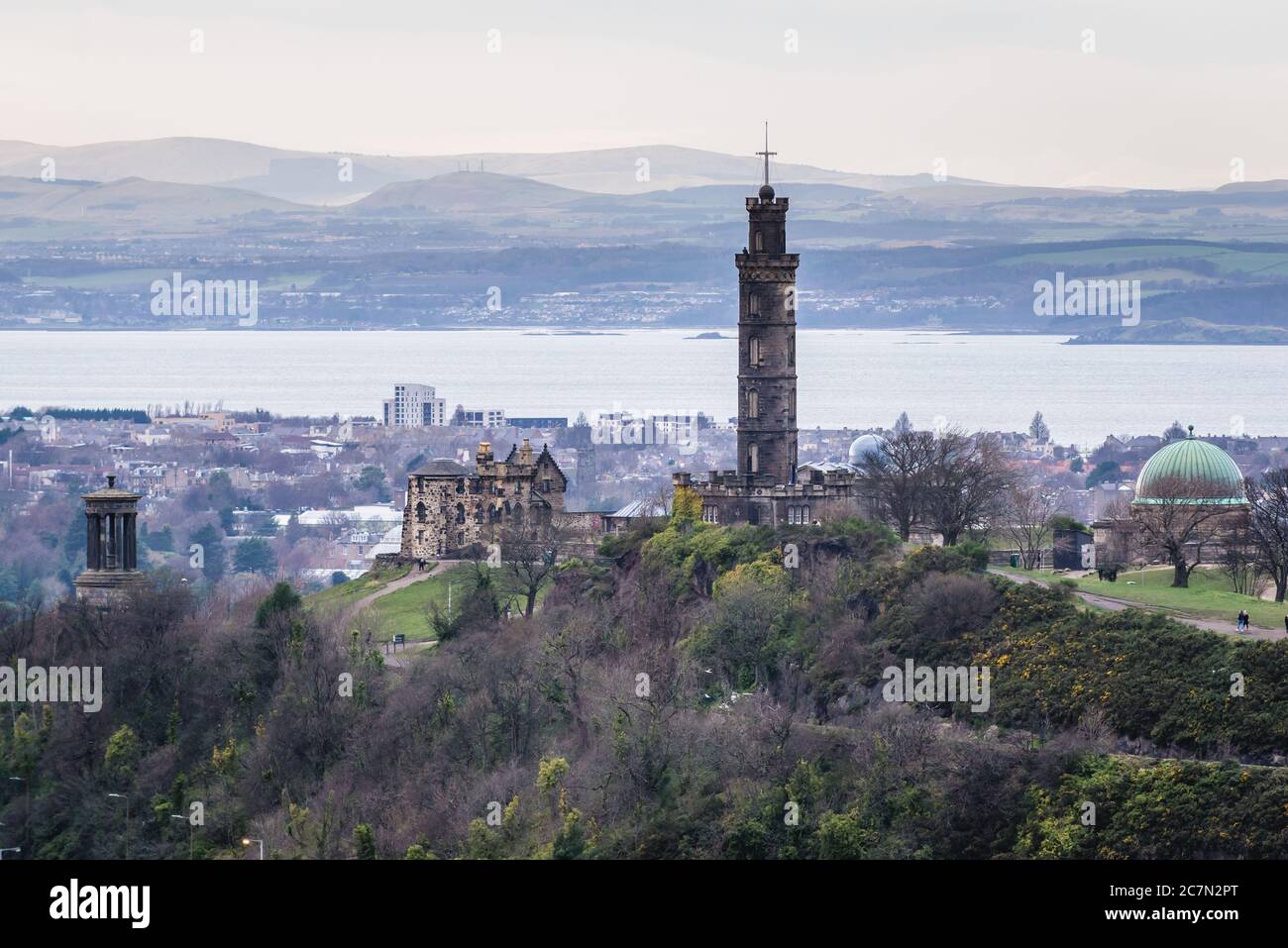 Il Monumento Nelson e il Monumento Dugald Stewart sulla collina di Calton vedettero Holyrood Park a Edimburgo, la capitale della Scozia, parte del Regno Unito Foto Stock