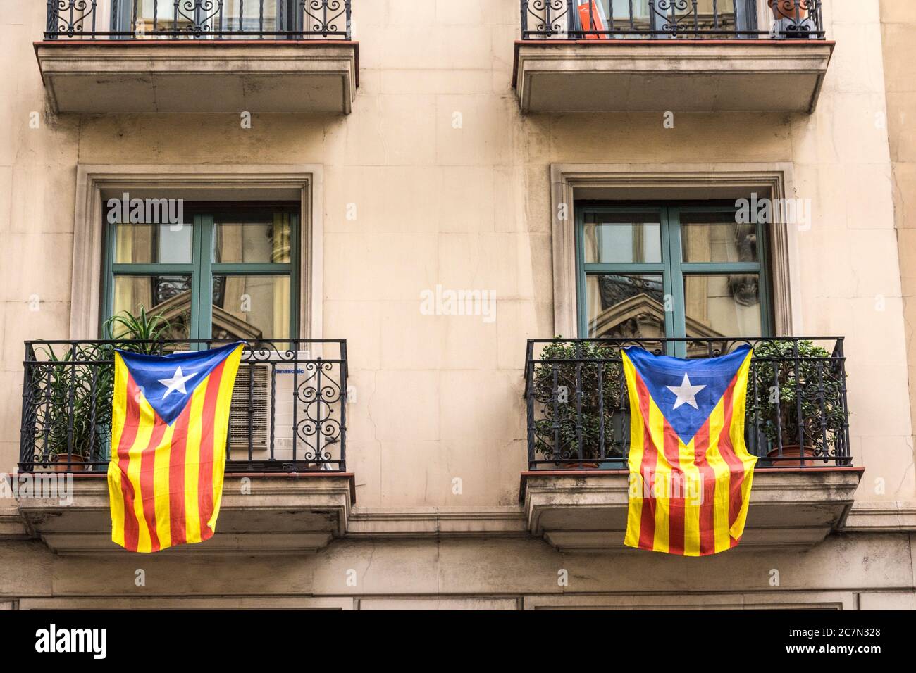 La estelada Blava è il simbolo del movimento separatista in Catalogna e rappresenta il loro desiderio di ottenere l'indipendenza dal resto della Spagna. Foto Stock