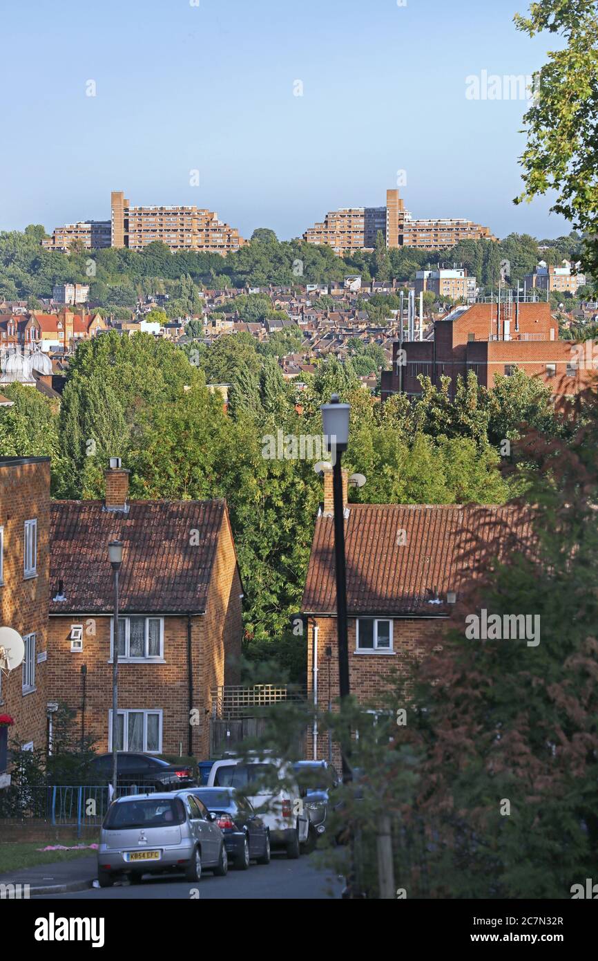 Dawson's Heights, il famoso progetto di edilizia pubblica degli anni '60 a Londra Sud, progettato da Kate Macintosh. Viste dalla collina di Danimarca. Foto Stock