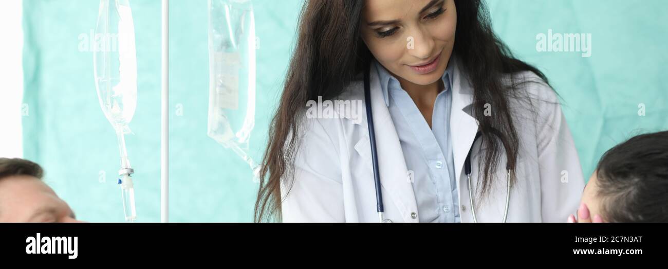 Il medico femminile mostra analisi di malato a sua moglie Foto Stock