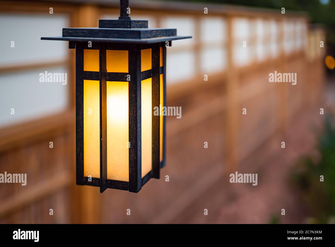 Lampada a lanterna appesa in Giappone con la parete del tempio di casa  sfondo bokeh sfocato e luce illuminata di sera notte Foto stock - Alamy