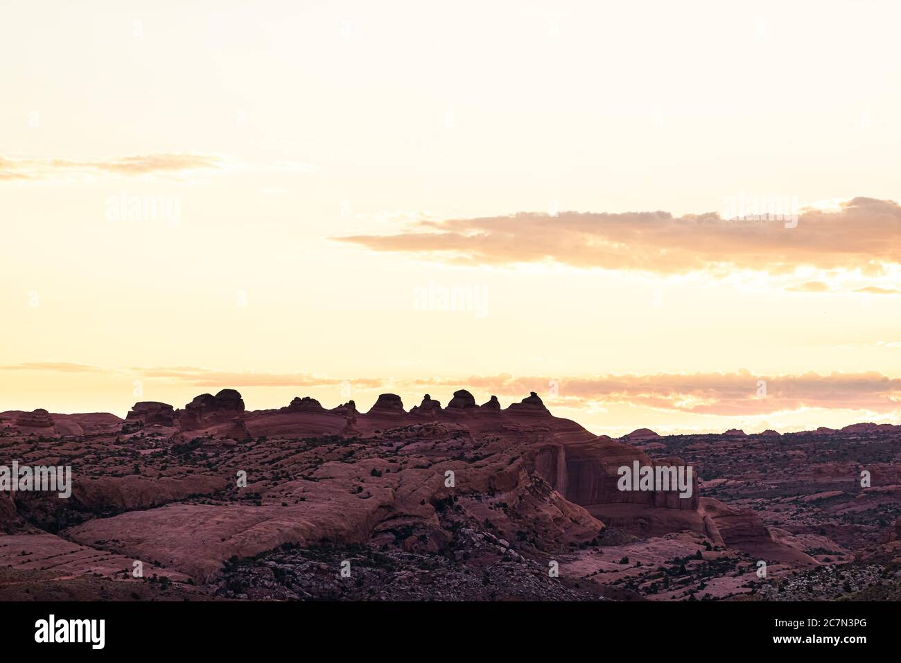 Vista panoramica dell'alba gialla dell'orizzonte della luce solare nel Parco Nazionale di Arches, Utah, USA mattina con formazioni rocciose Foto Stock