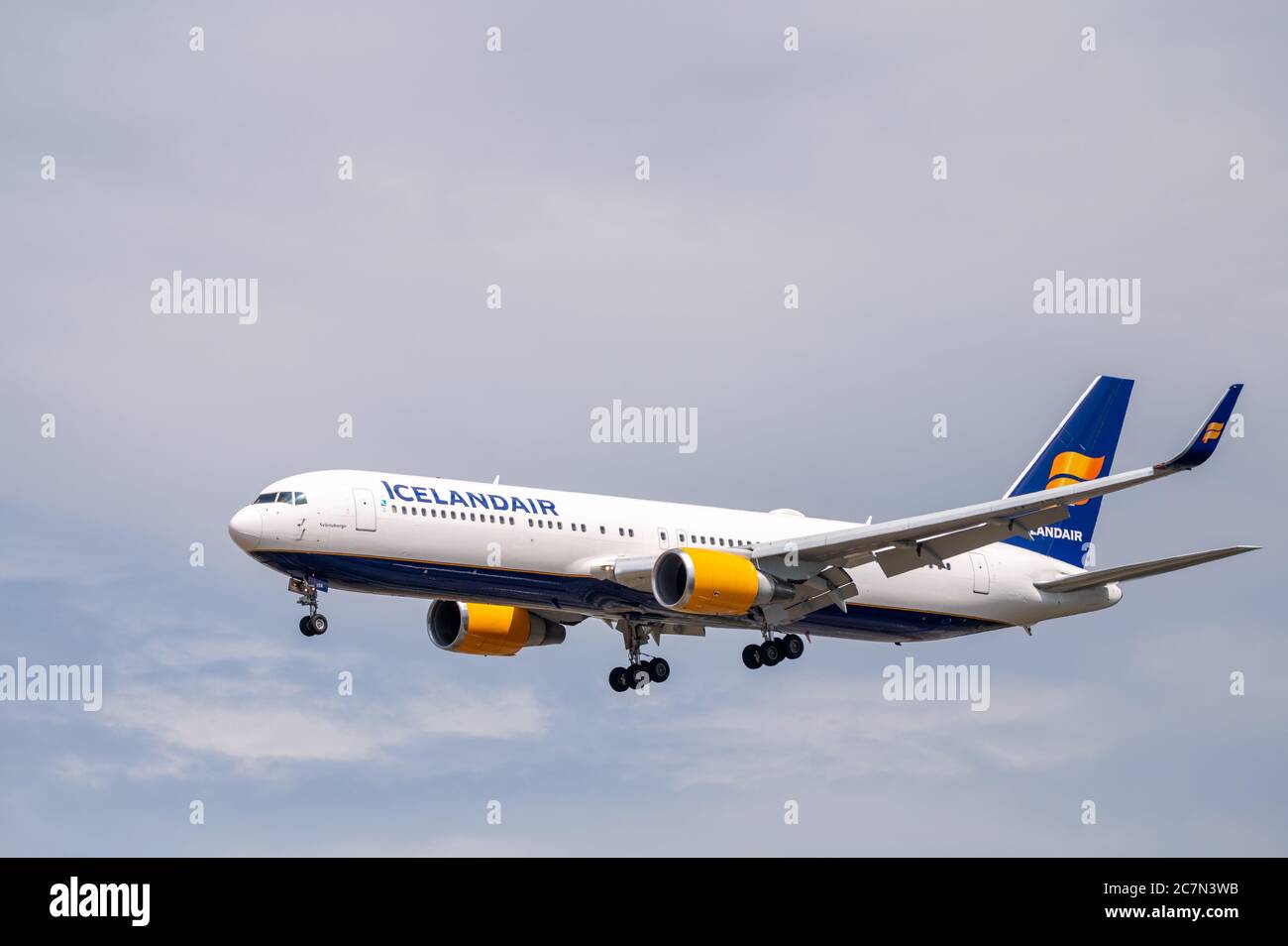 Icelandair Boeing 767-300 aeromobili in configurazione di atterraggio per l'avvicinamento all'aeroporto di Francoforte in Germania Foto Stock