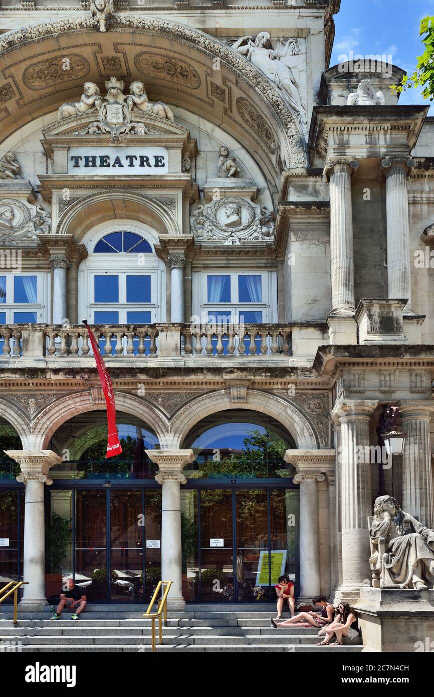 AVIGNONE, FRANCIA - 12 LUGLIO 2014: Teatro - Opera Grand Avignon sulla Rue Racine, uno da molti luoghi per il Festival del Teatro di Avignone. Festival Foto Stock