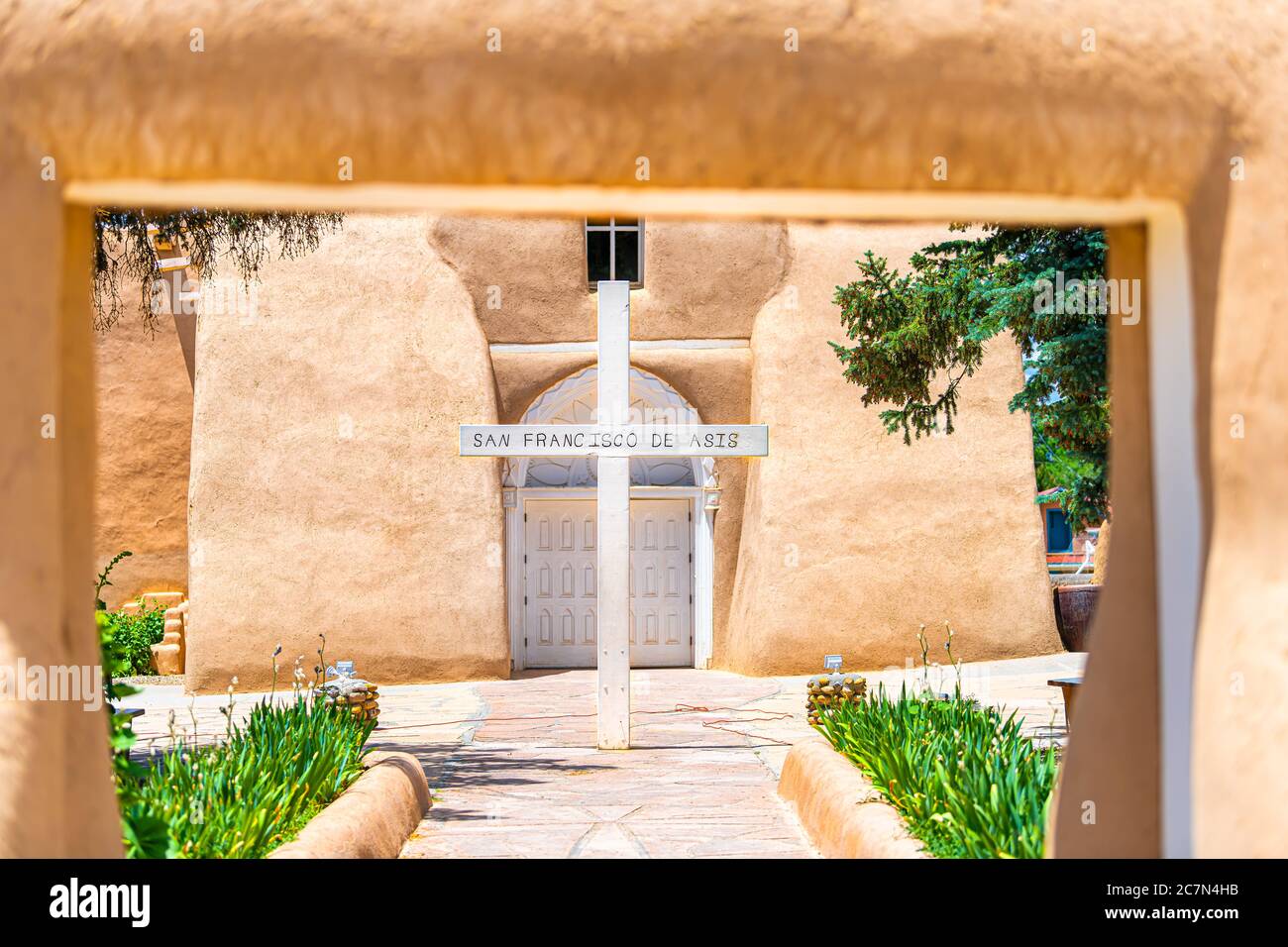 Ranchos de Taos St Francic Plaza e la chiesa di San Francisco de Aseis con ingresso a croce e cancello nel giorno di sole nel New Mexico Foto Stock