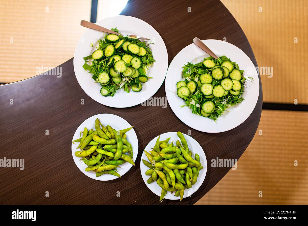 Vassoio di legno piano vista dall'alto verso il basso e insalata verde con cetrioli giapponesi, mizuna all'edamame all'interno della casa in ryokan hotel o. Foto Stock