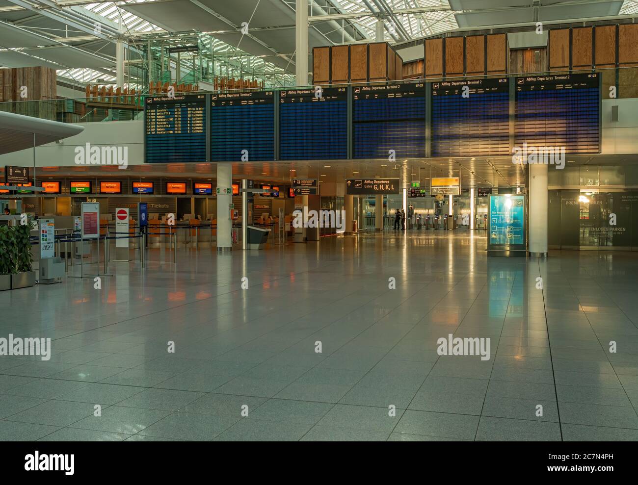 Monaco, Germania - Aprile 22. 2020: Terminal aeroportuale di Monaco durante la pandemia di Corona Foto Stock