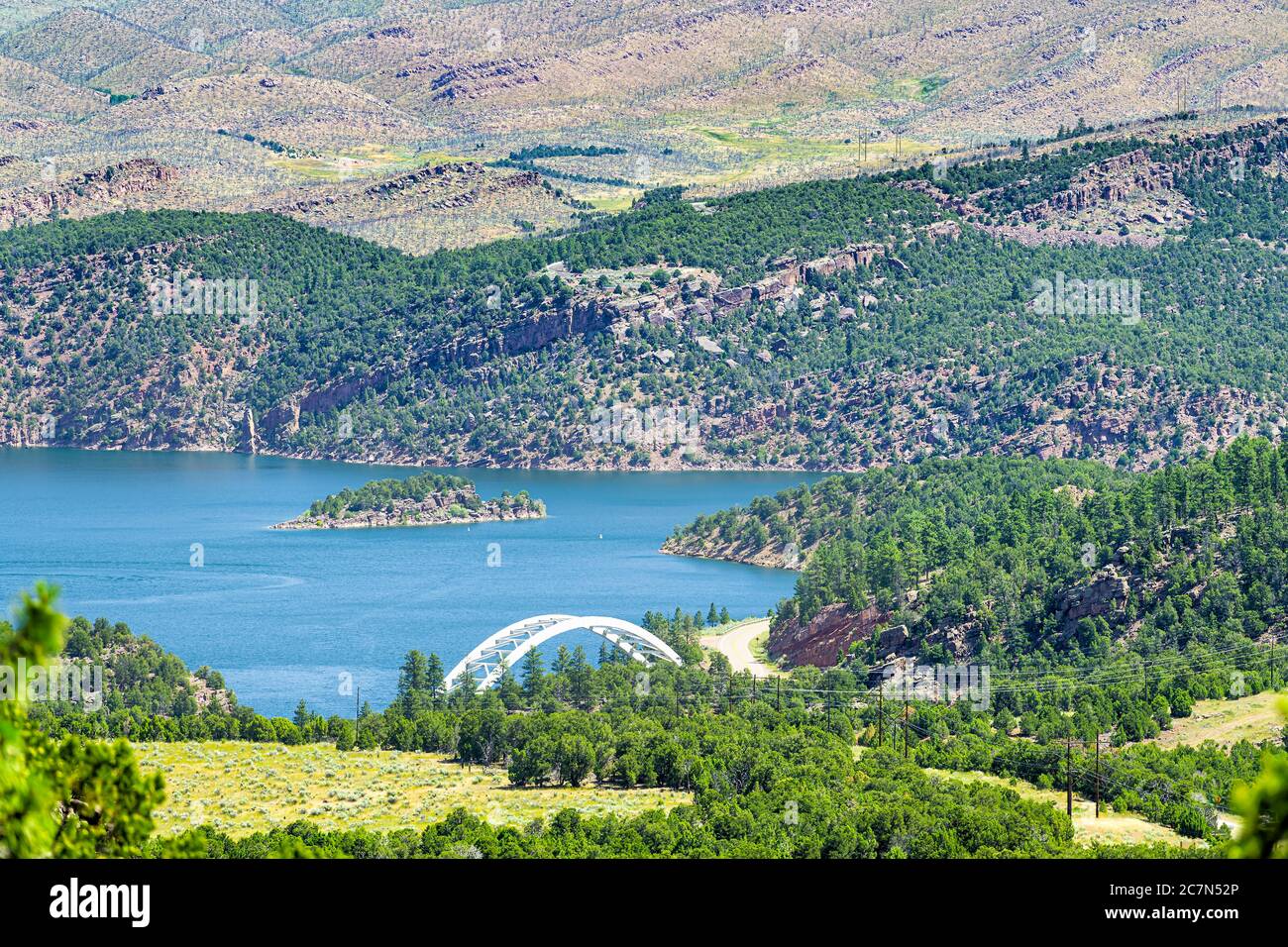 Dutch John, USA con il Flaming Gorge Reservoir Bridge di colore bianco e il lago blu fiume in estate nel Parco Nazionale dello Utah sopra la vista ad alto angolo Foto Stock