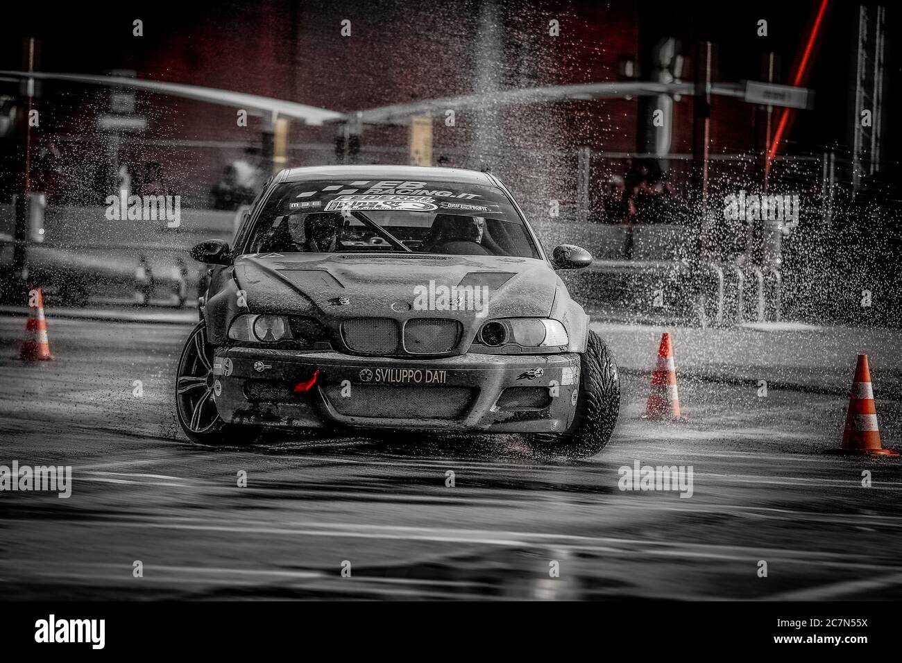 Milano, 02 giugno 2018: Auto da corsa nera BMW in azione su asfalto bagnato durante il 1° Drift Show il Destriero all'Iper Drive di Milano. Foto Stock