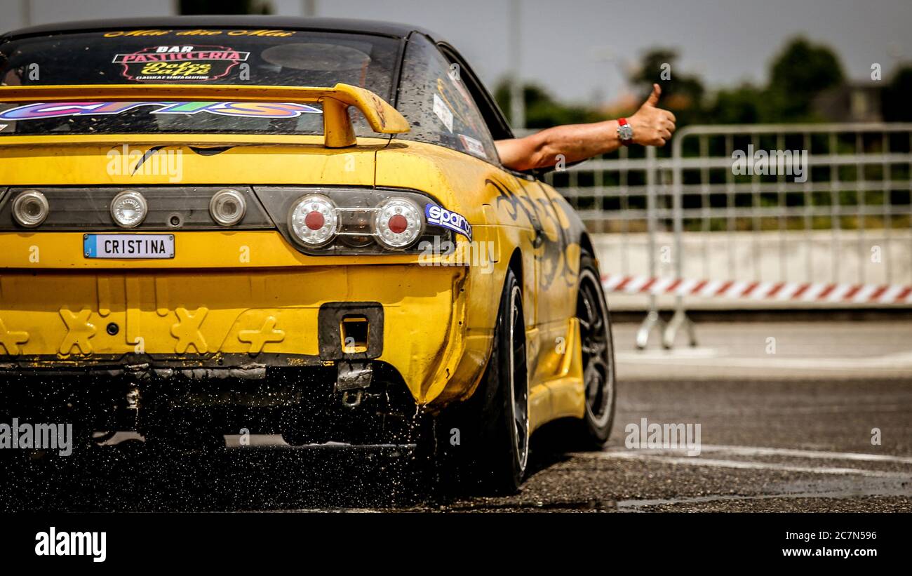 Milano, 03 giugno 2018: Primo piano su una vettura da corsa gialla Nissan in azione su asfalto bagnato durante il 1° Drift Show il Destriero all'Iper Drive Foto Stock