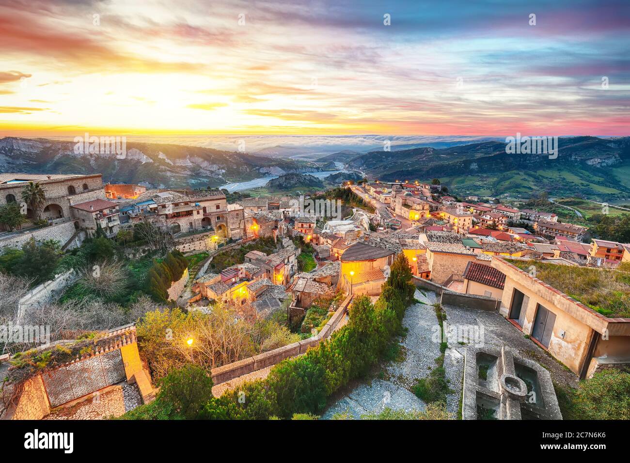 Alba sul famoso borgo medievale di stilo in Calabria. Vista sulla città e sulla valle. Italia meridionale. Europa. Foto Stock