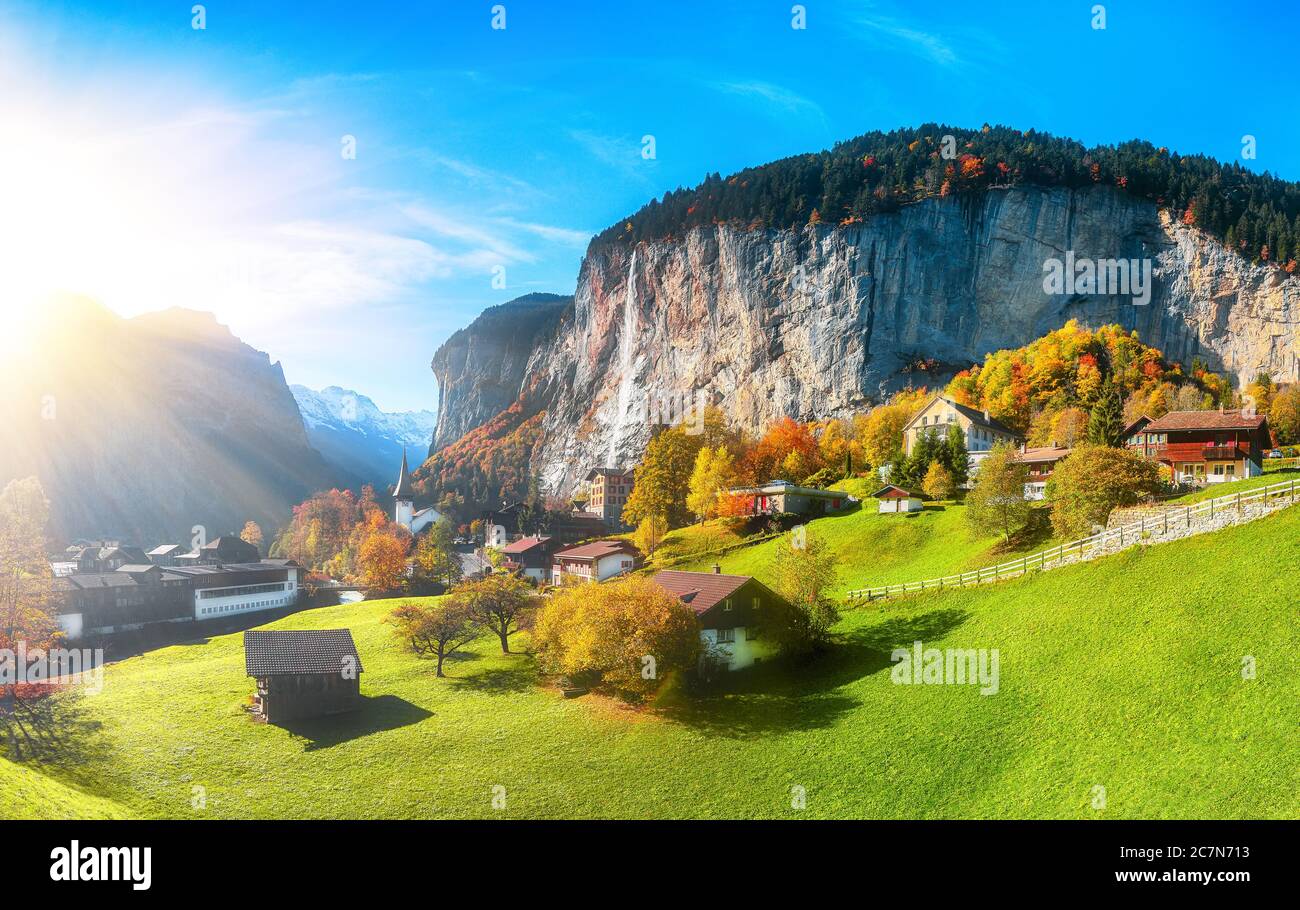 Vista mozzafiato sulla valle di Lauterbrunnen con la splendida cascata di Staubbach e le Alpi svizzere sullo sfondo. Ubicazione: Lauterbrunnen villaggio, Foto Stock