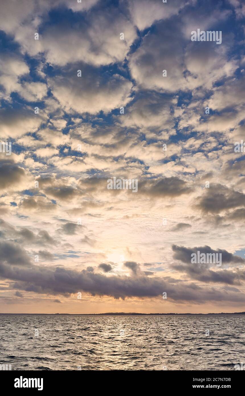 Paesaggio panoramico sul mare, tonalità cromatiche applicate. Foto Stock