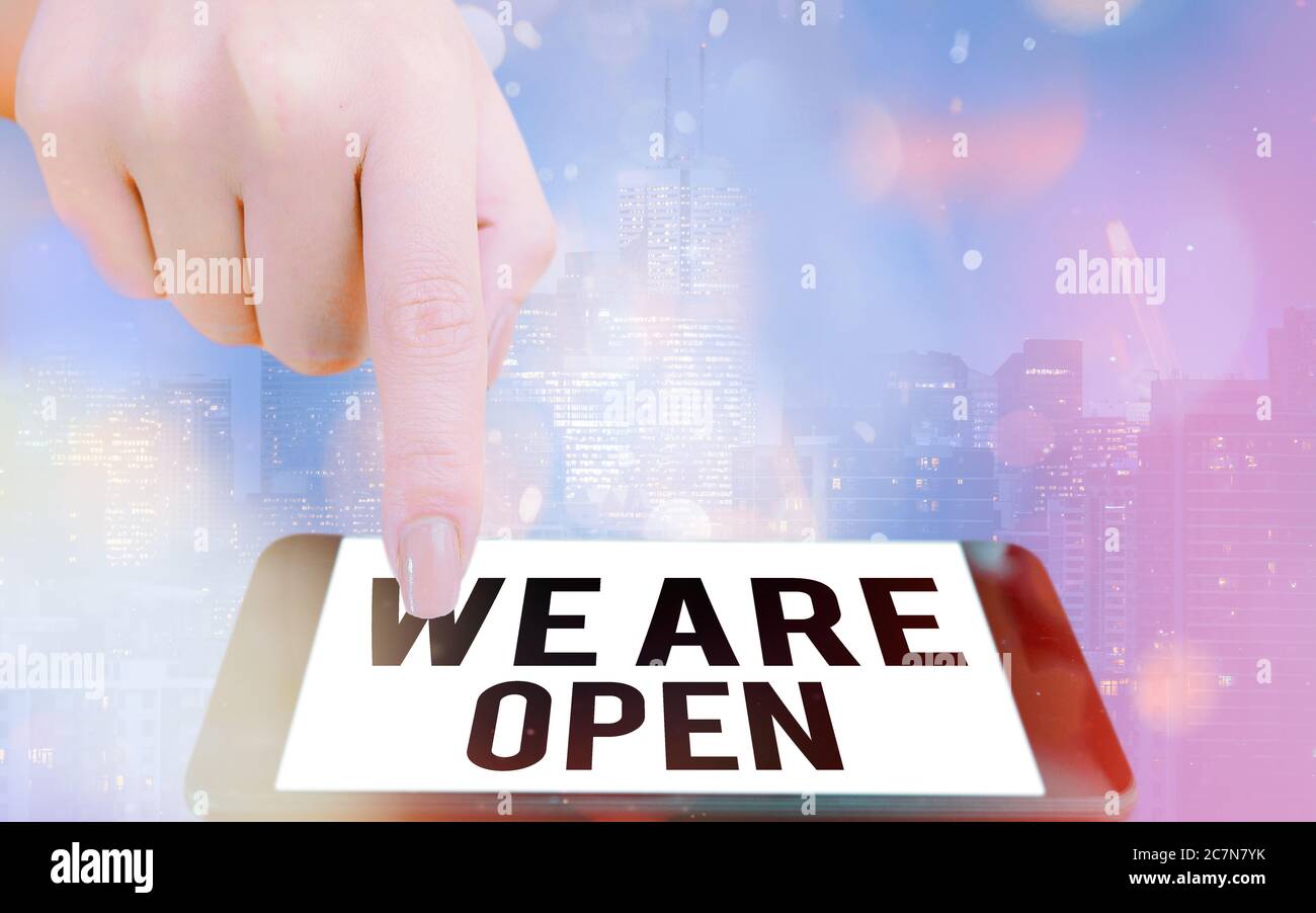 Nota di scrittura che mostra che siamo aperti. Concetto di business per non recinzione o confinamento barriera, accessibile da tutti i lati moderni gadget schermo bianco sotto co Foto Stock
