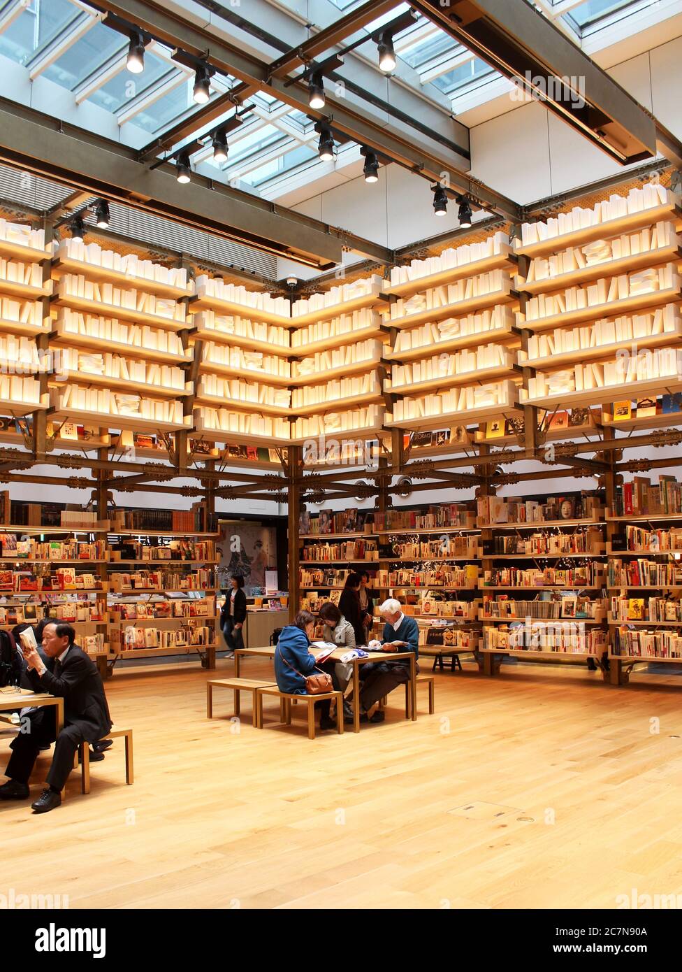 Ginza, Tokyo, Giappone - 20 Marzo 2018: Libreria giapponese Tsutaya situata  nel centro commerciale Ginza Six. Persone sedute a tavola leggere libri  Foto stock - Alamy