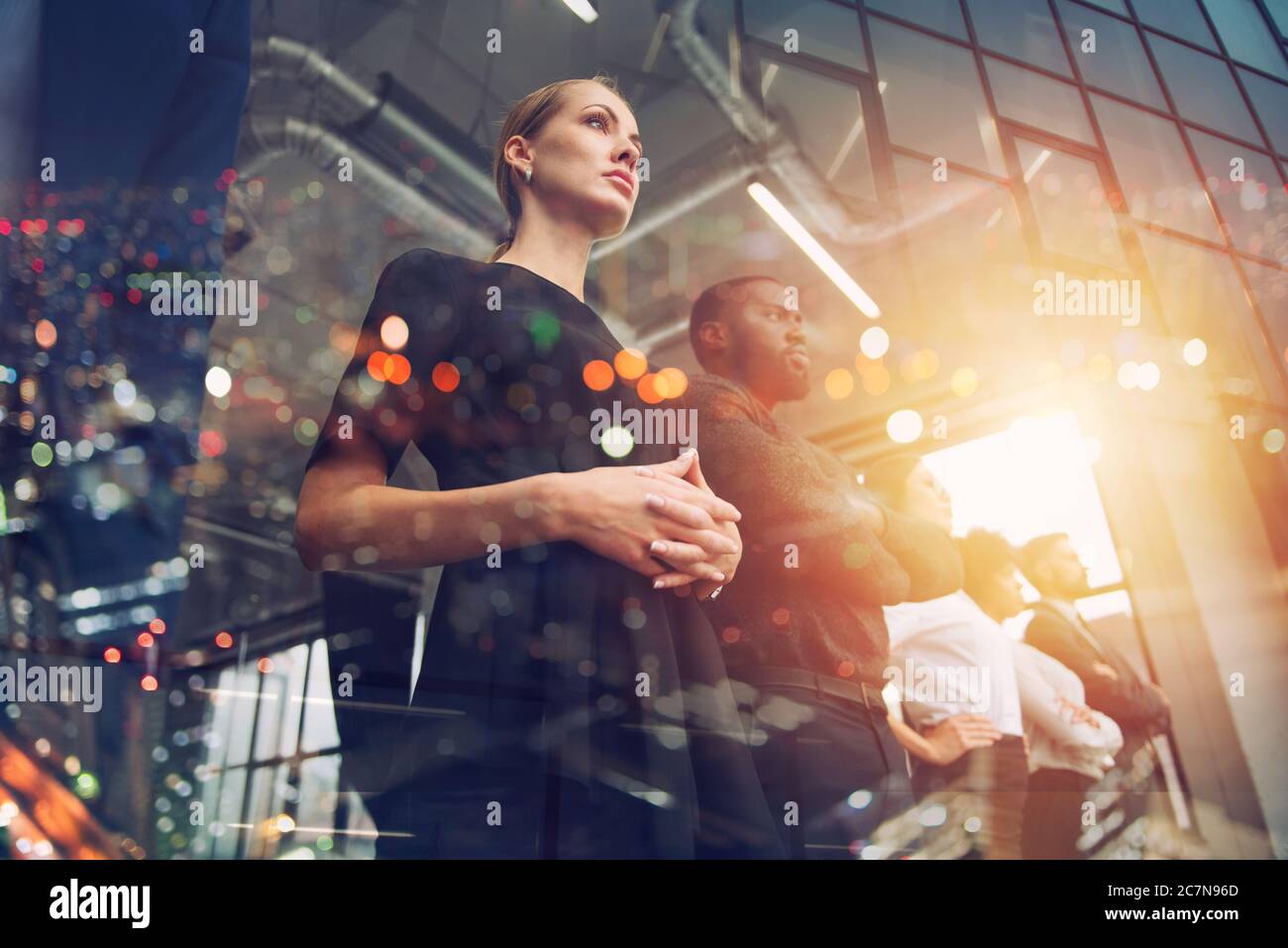 Gruppo di partner commerciali in cerca di futuro. Concetto di azienda e di startup Foto Stock