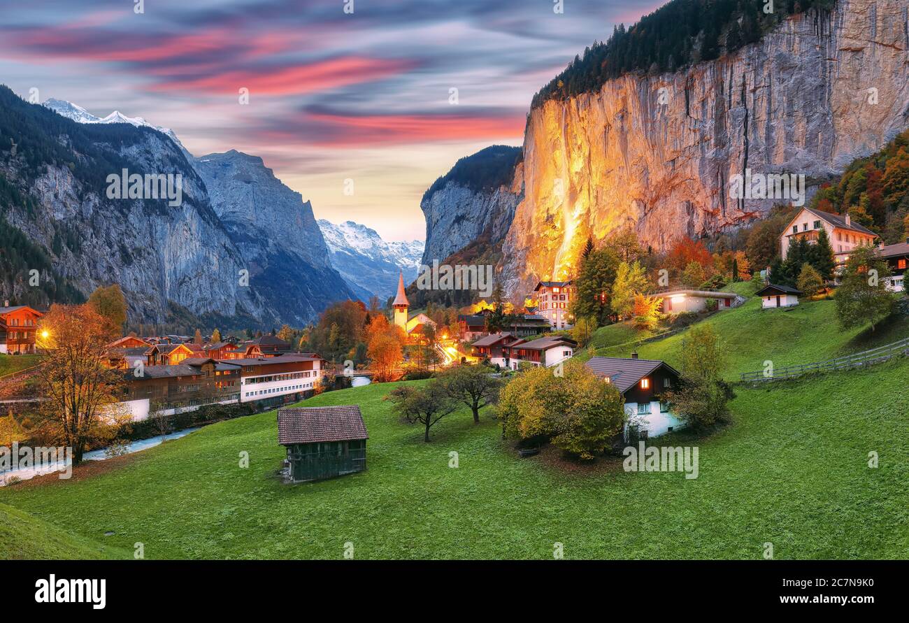 Spettacolare vista autunnale della valle di Lauterbrunnen con la splendida cascata di Staubbach e le Alpi svizzere al tramonto. Località: Lauterbrunnen villaggio, Berner Foto Stock