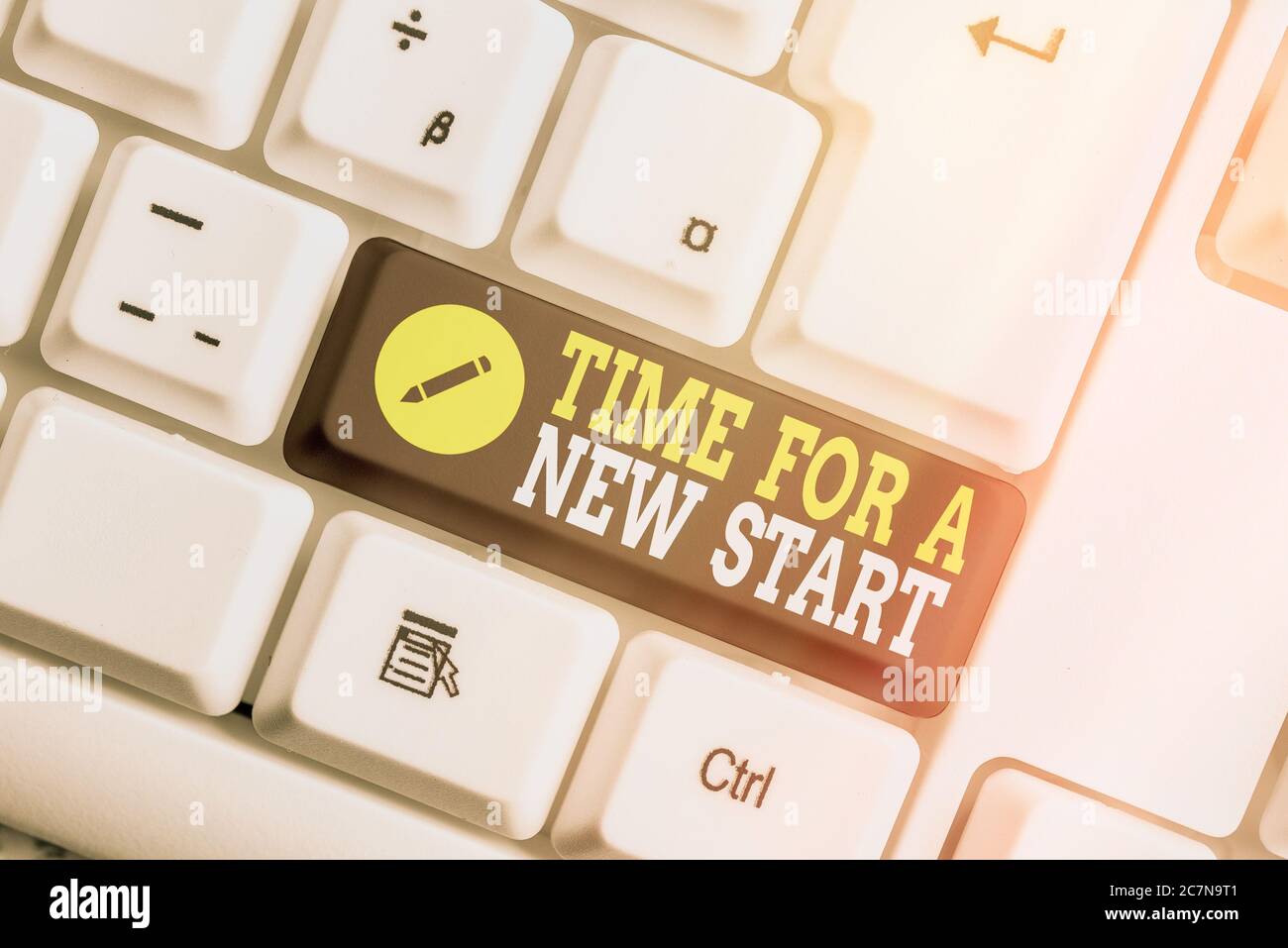 Nota di scrittura che mostra l'ora di un nuovo inizio. Concetto aziendale per l'inizio di un evento o processo Kick off tastiera colorata con accessori ar Foto Stock