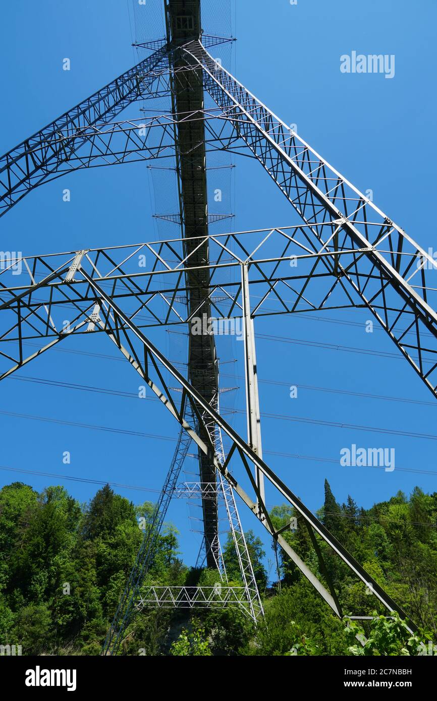 struttura metallica di un ponte sospeso su un abisso e fissato sulle rive da complessi tubi metallici. Foto Stock