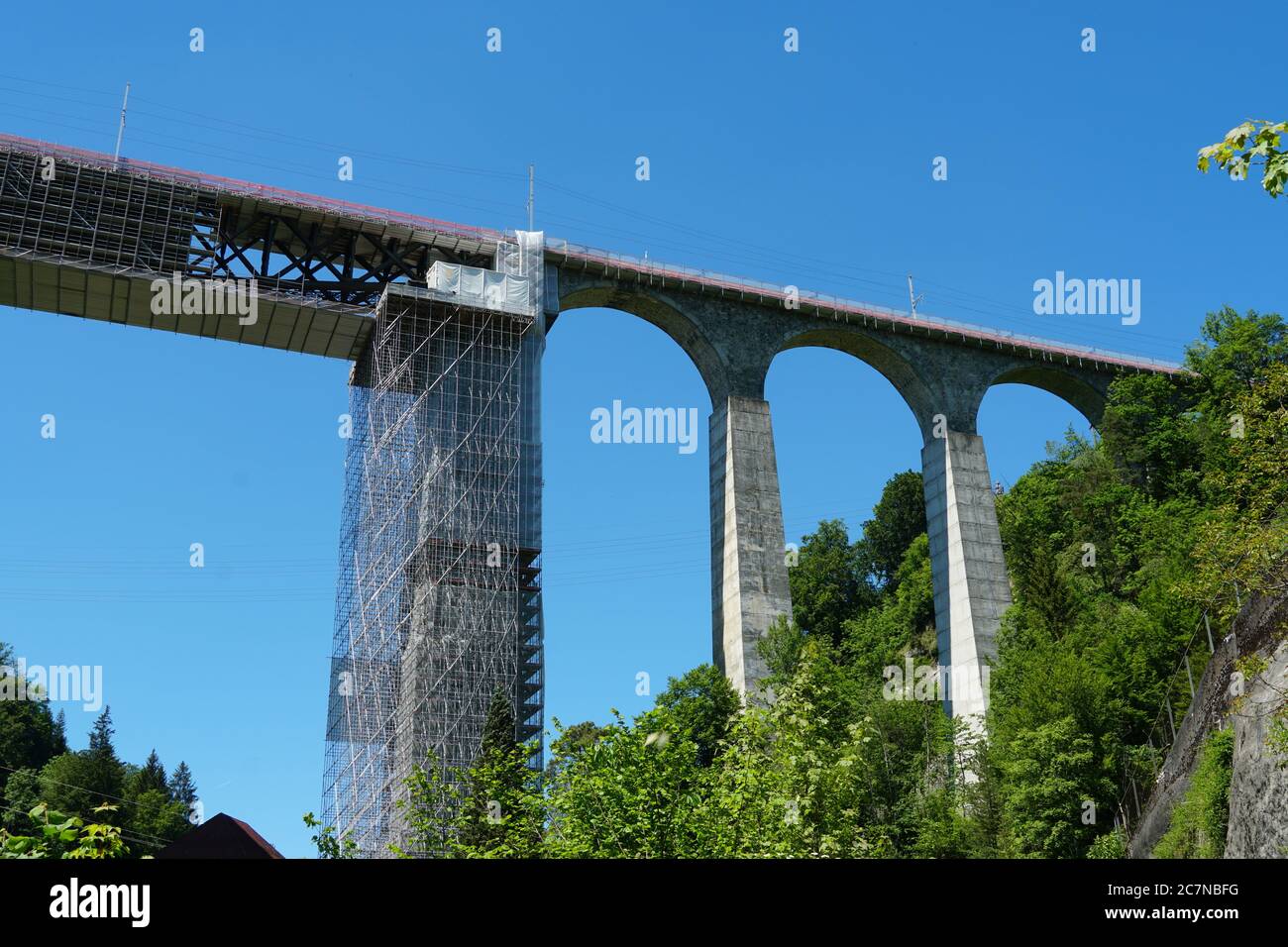 Ponte ferroviario Viaduct sul sentiero escursionistico San Gallo Beidge. Il ponte è in parte in ricostruzione e quindi coperto da ponteggi. Foto Stock