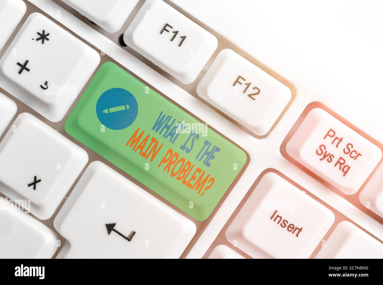 Scrittura a mano testo che cosa è la domanda principale di problema. Foto concettuale identificare la causa dei problemi lavoro di riparazione tasti tastiera di colore diverso Foto Stock