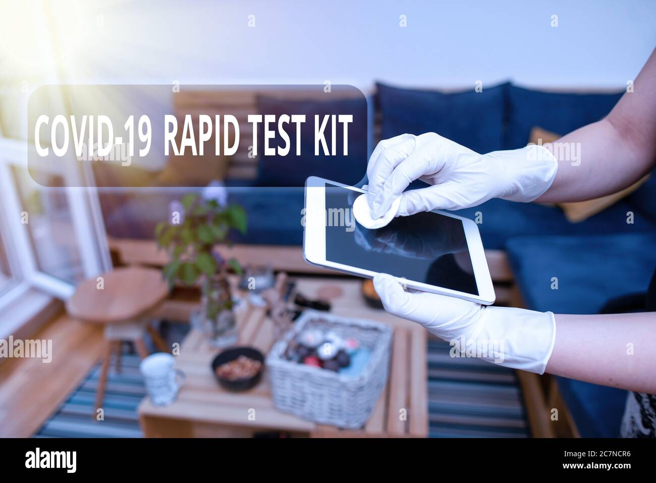 Kit di test rapido per scrittura manuale. Foto concettuale apparecchiature diagnostiche mediche di emergenza che forniscono risultati rapidi di contaminazione all'interno di elettropottrica Foto Stock