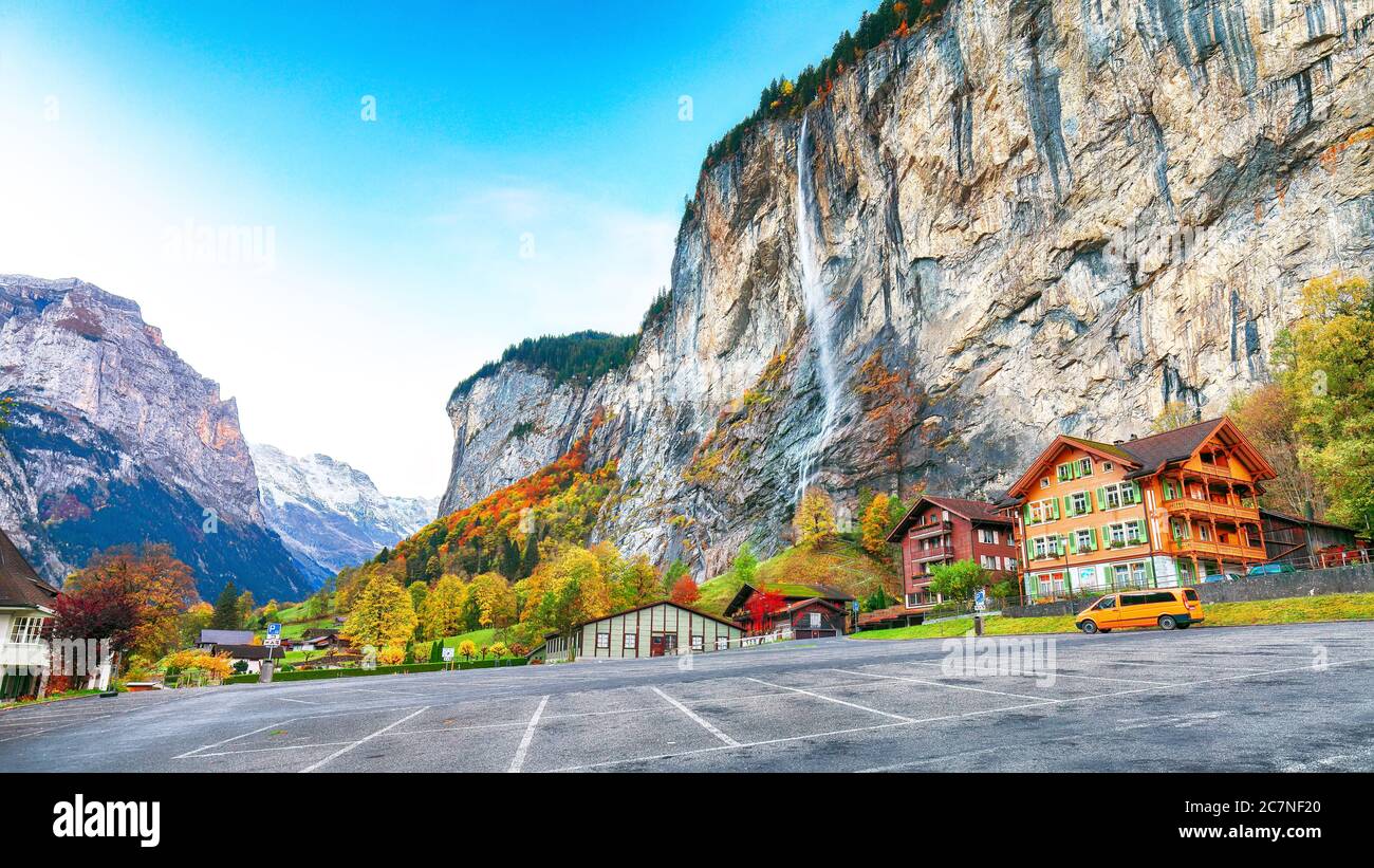Splendida vista autunnale del villaggio di Lauterbrunnen con la cascata Staubbach e le Alpi svizzere sullo sfondo. Ubicazione: Lauterbrunnen villaggio, B Foto Stock