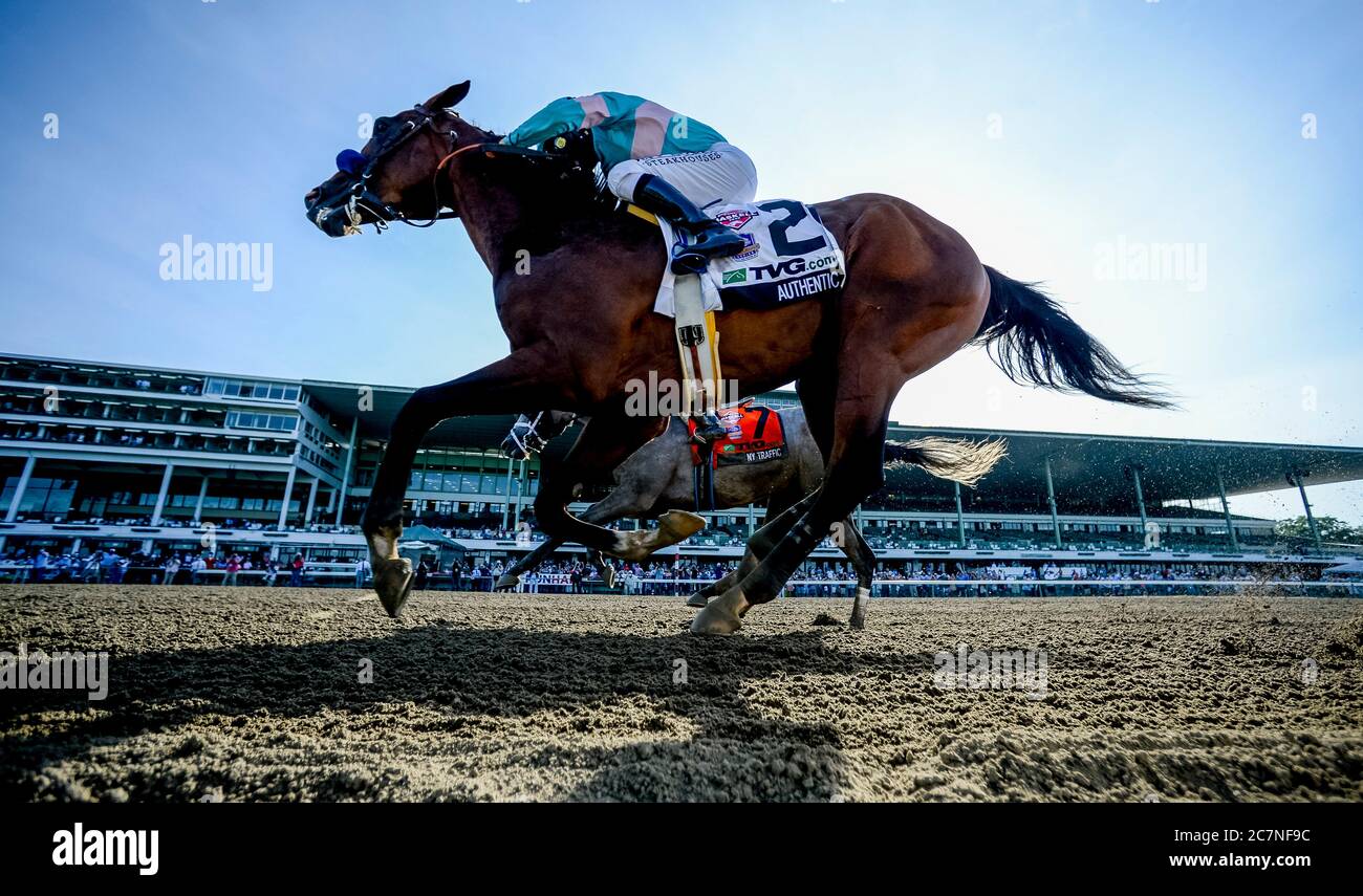 Oceanport, New Jersey, Stati Uniti. 18 luglio 2020. 18 luglio 2020: L'autentico numero 2, guidato da Mike Smith, supera il traffico NY 7, guidato da Paco Lopez, per vincere l'Haskell Invitational Day all'ippodromo di Monmouth Park a Oceanport, New Jersey. Scott Serio/Eclipse Sportswire/CSM/Alamy Live News Foto Stock