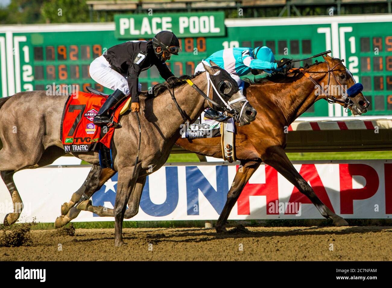 Monmouth Park, Elmont, NY, Stati Uniti. 18 luglio 2020. Oceanport, NJ, USA: 18 LUGLIO 2020 : Authentic, n. 2 con Mike Smith a bordo, Hols of NY Traffic, per vincere la Grade 1 Haskell Stakes, per 3 anni, andando 1 1/8 miglia, a Monmouth Park, Elmont, NY. Sue Kawczynski/Eclipse Sportswire/CSM/Alamy Live News Foto Stock