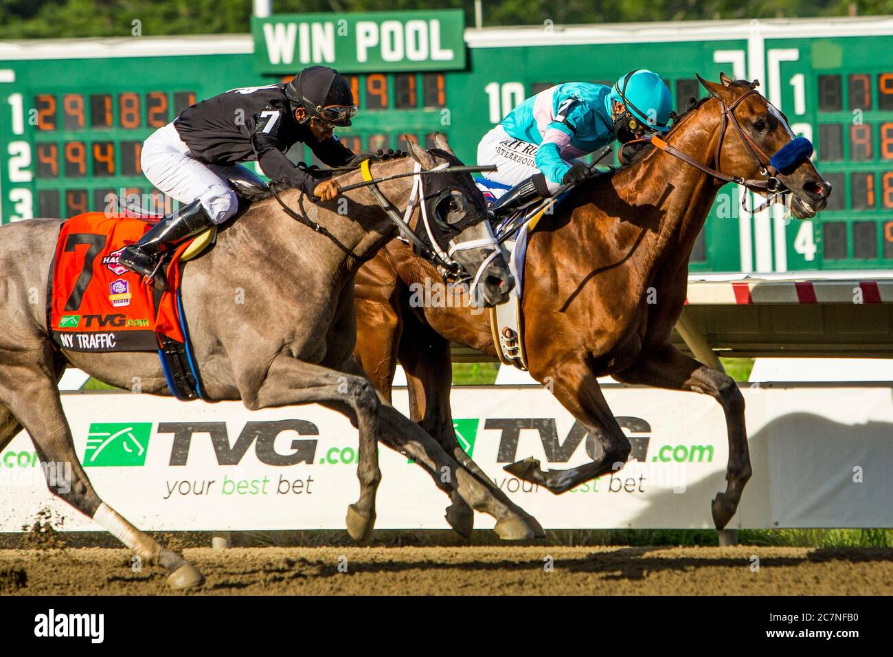 Monmouth Park, Elmont, NY, Stati Uniti. 18 luglio 2020. Oceanport, NJ, USA: 18 LUGLIO 2020 : Authentic, n. 2 con Mike Smith a bordo, Hols of NY Traffic, per vincere la Grade 1 Haskell Stakes, per 3 anni, andando 1 1/8 miglia, a Monmouth Park, Elmont, NY. Sue Kawczynski/Eclipse Sportswire/CSM/Alamy Live News Foto Stock