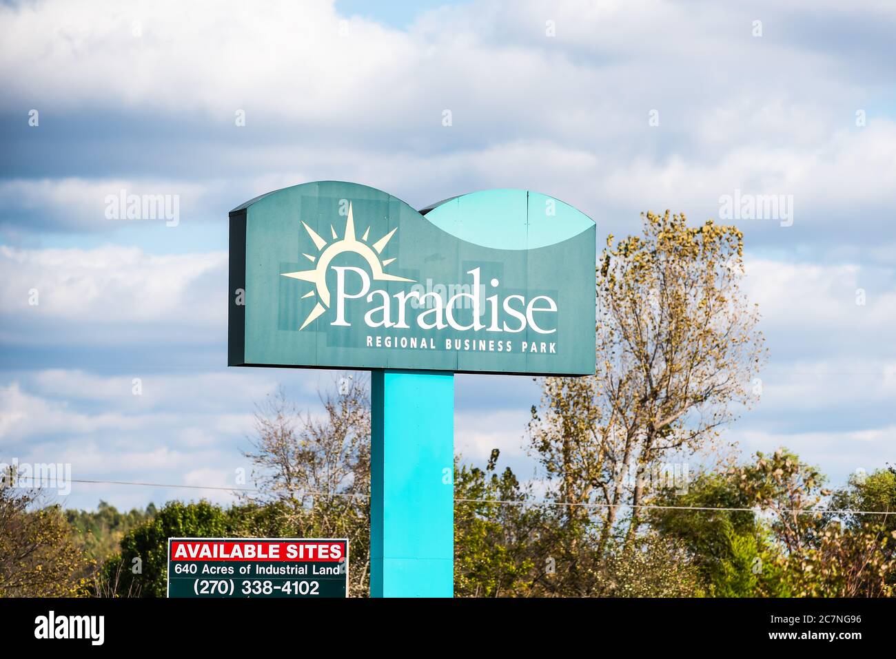 Greenville, USA - 16 ottobre 2019: Cartello sulla strada per l'entrata del Paradise Regional Business Park in Kentucky con acri di terreno industriale per s. Foto Stock
