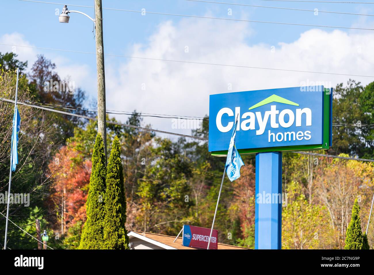 Glen Jean, USA - 17 ottobre 2019: West Virginia City Road strada con l'insegna di ingresso per Clayton mobile fabbricata case rivenditore Foto Stock
